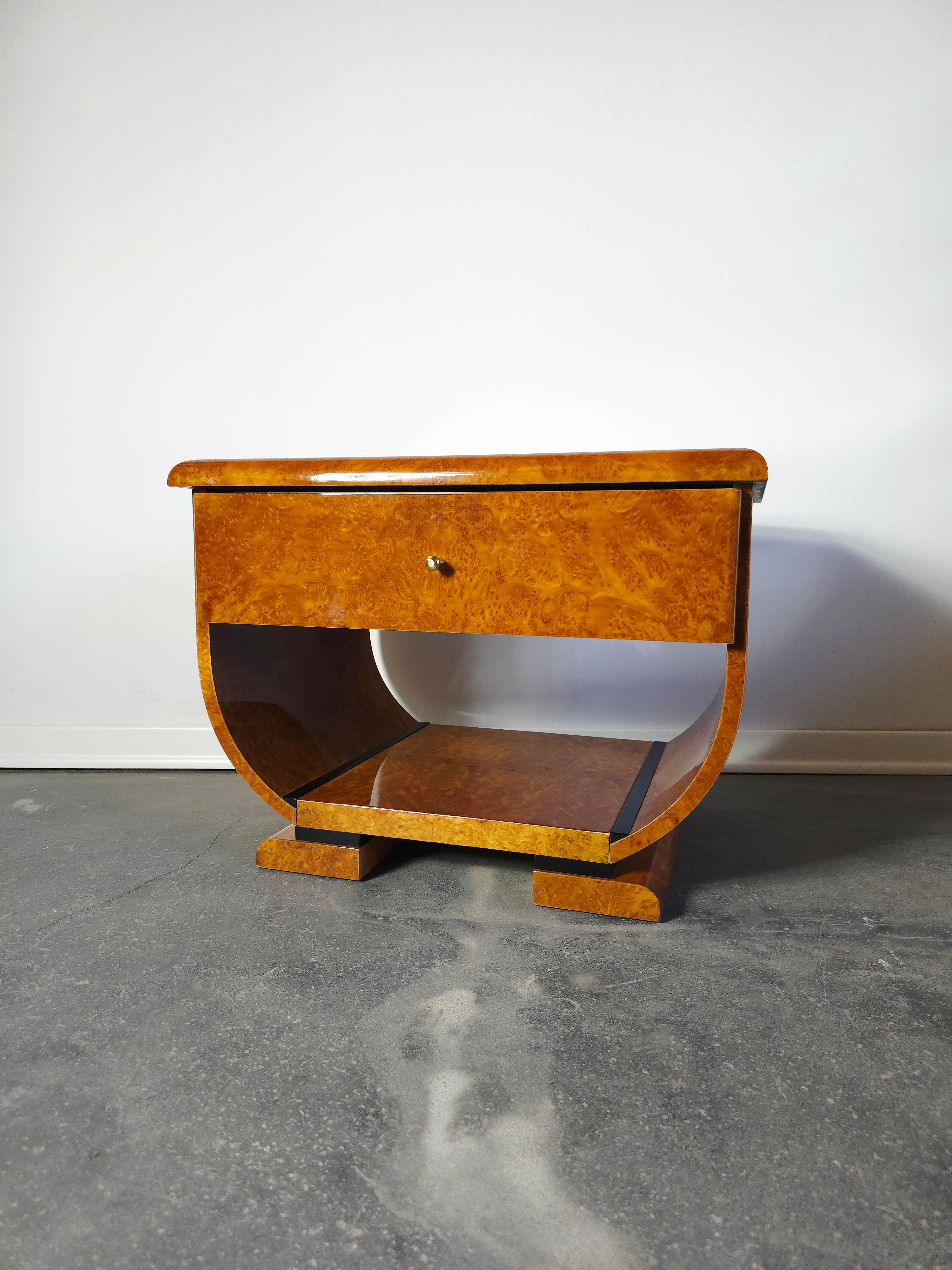 Art Deco Nussbaum Wurzelholz und Messing Nachttische Paar (Ende des 20. Jahrhunderts) im Angebot