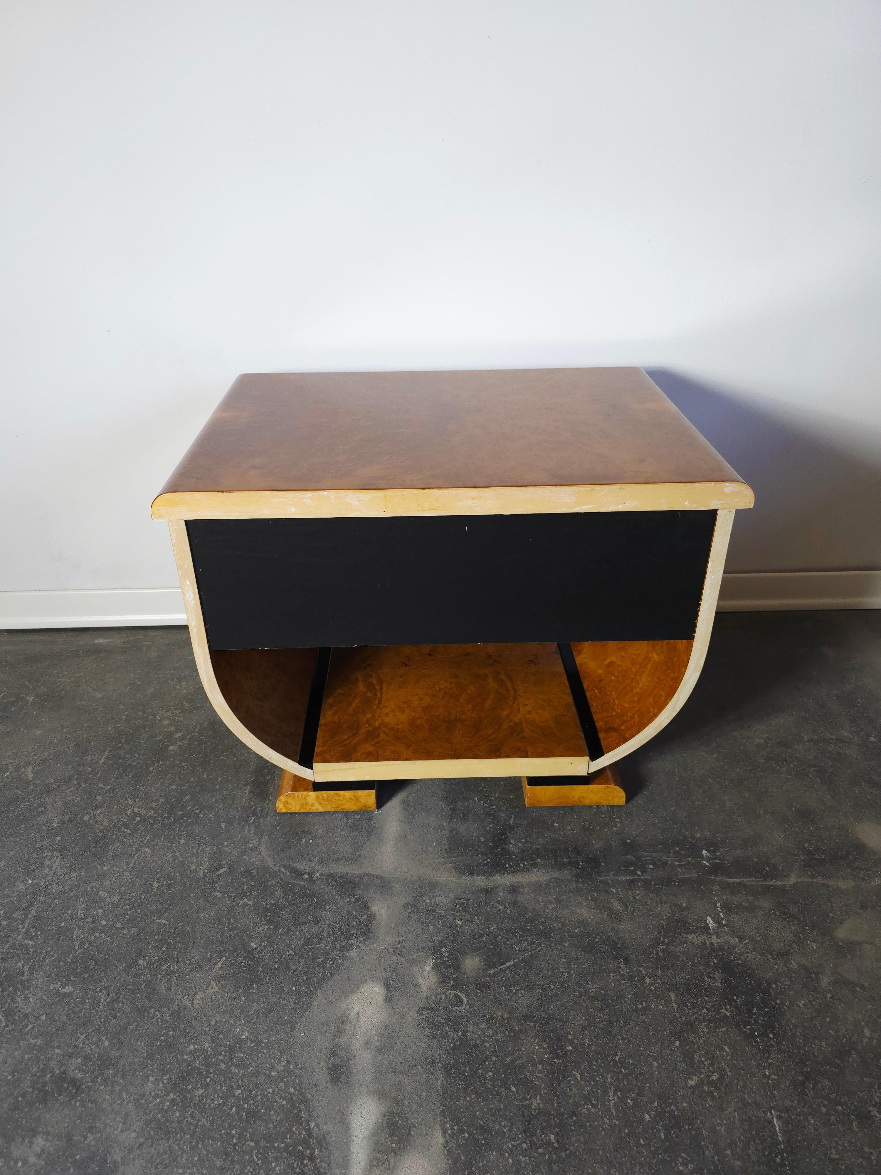 Art Deco Nussbaum Wurzelholz und Messing Nachttische Paar (Walnuss) im Angebot