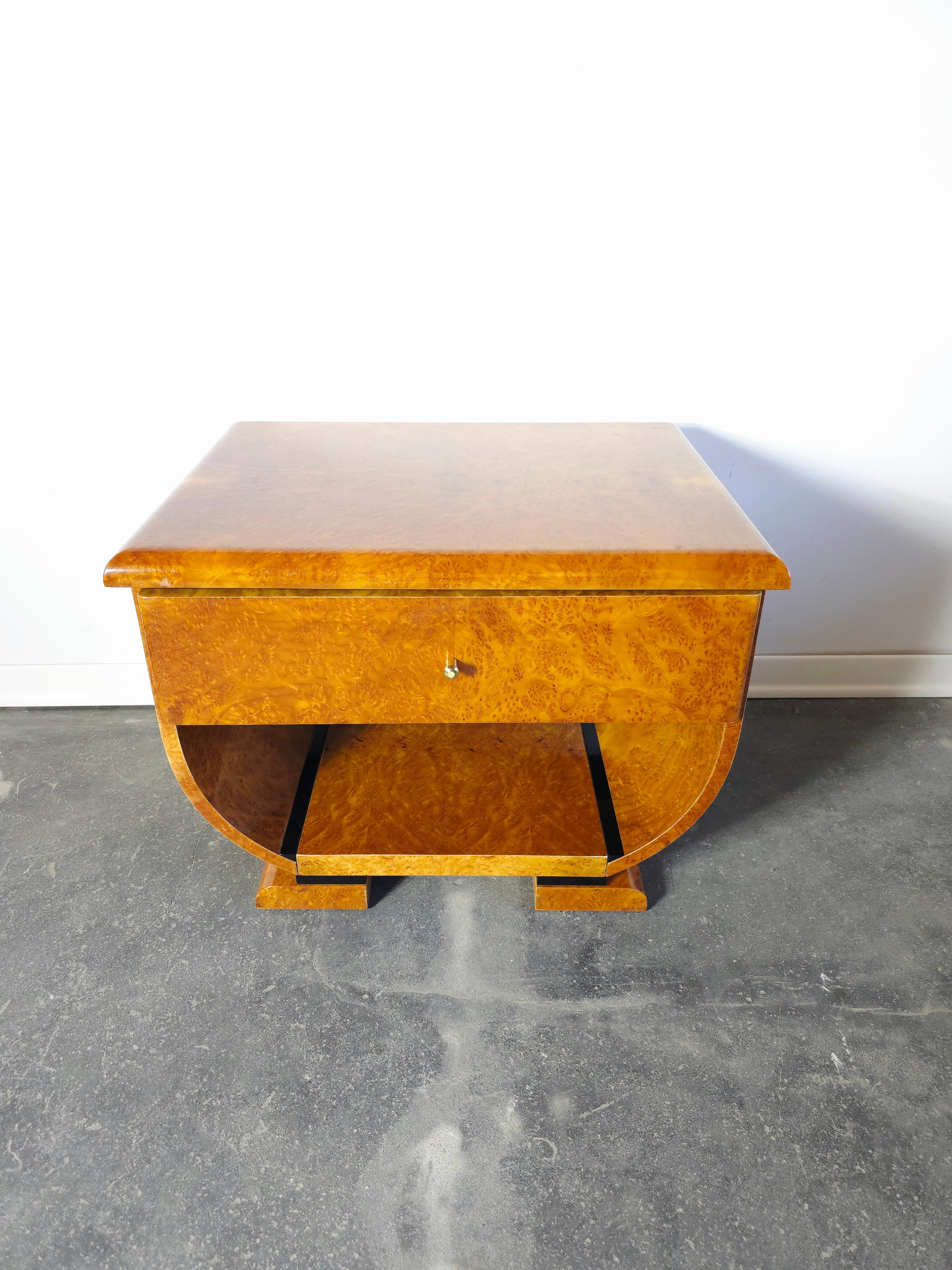 Art Deco Nussbaum Wurzelholz und Messing Nachttische Paar im Angebot 1