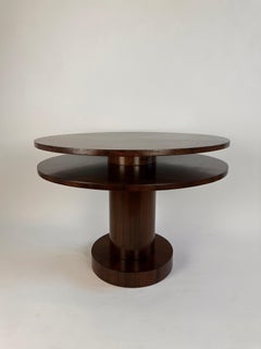 Tavolo da centro in noce Art déco. Inghilterra, 1920 ca.