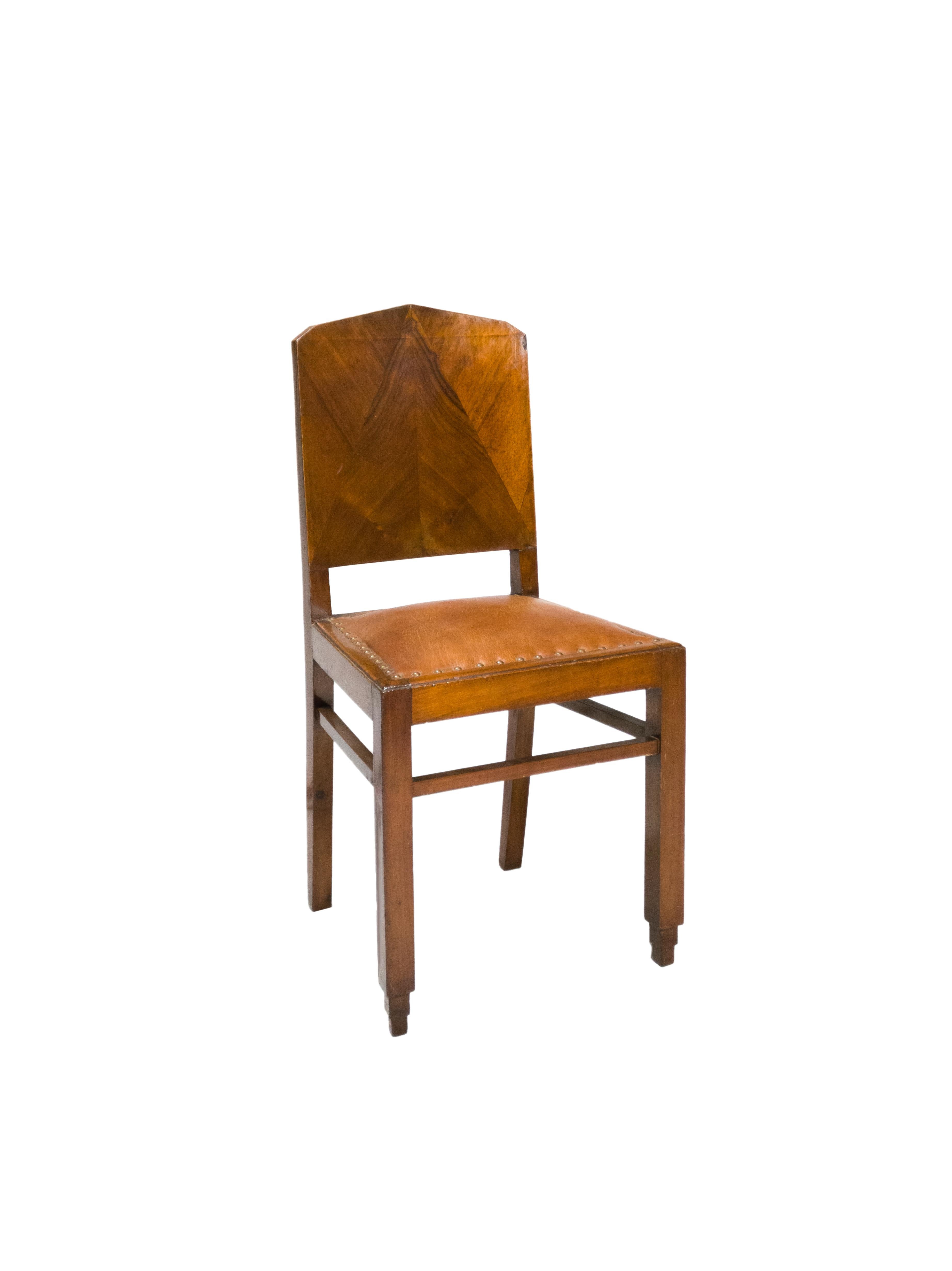 Un'elegante sedia da tavolo in noce.
Un ottimo esempio di rivestimento in pelle e borchie rotonde in metallo, rivisto di recente da un professionista.