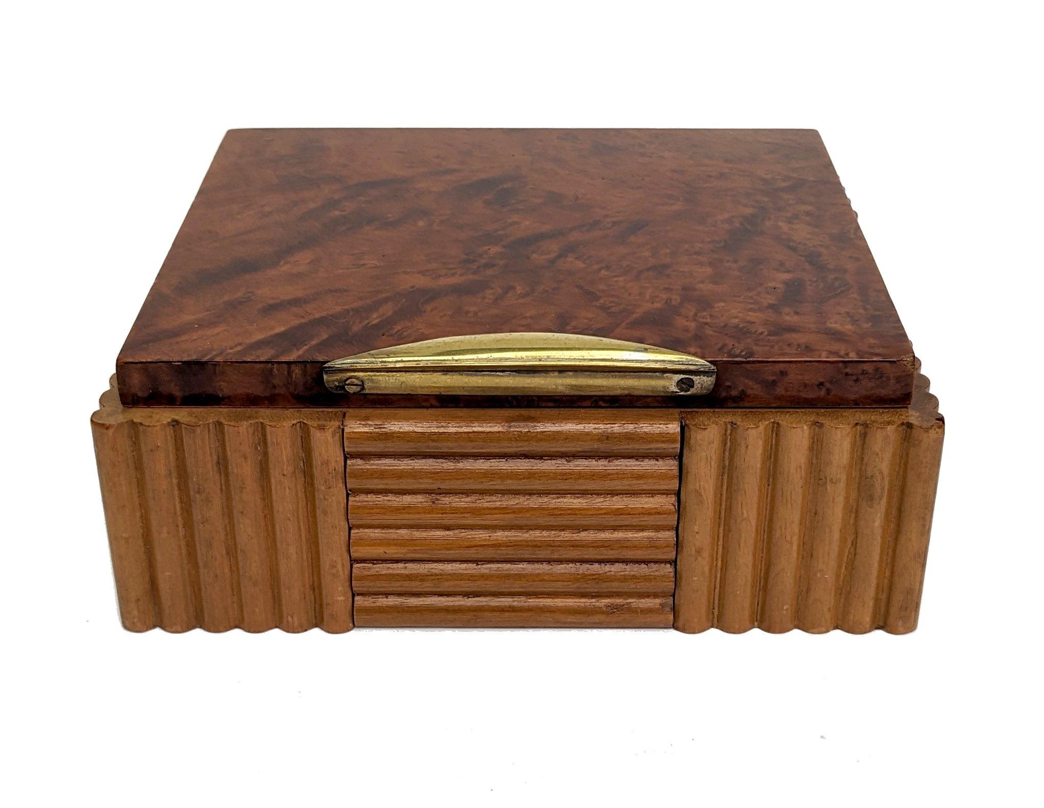 Caja de puros de estilo Art Decó con un dispensador interno de puros/cigarrillos en forma de concertina de tres niveles con detalles cromados. Procedente de Francia, en buen estado vintage sin daños. Fechada en los años 30, esta caja tiene un buen