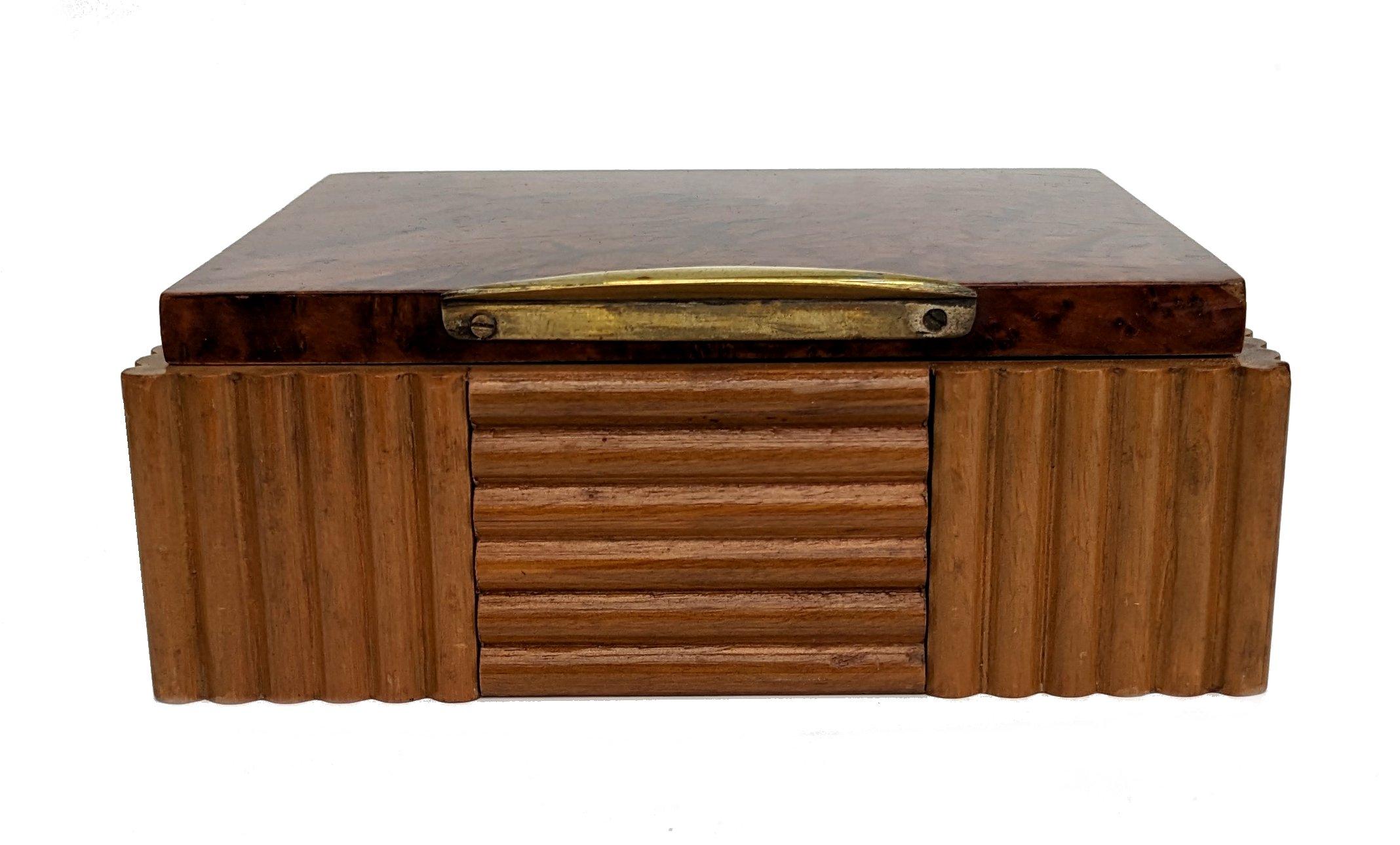 Caja de nogal Art Decó para puros / cigarrillos, c1930 Inglés en venta