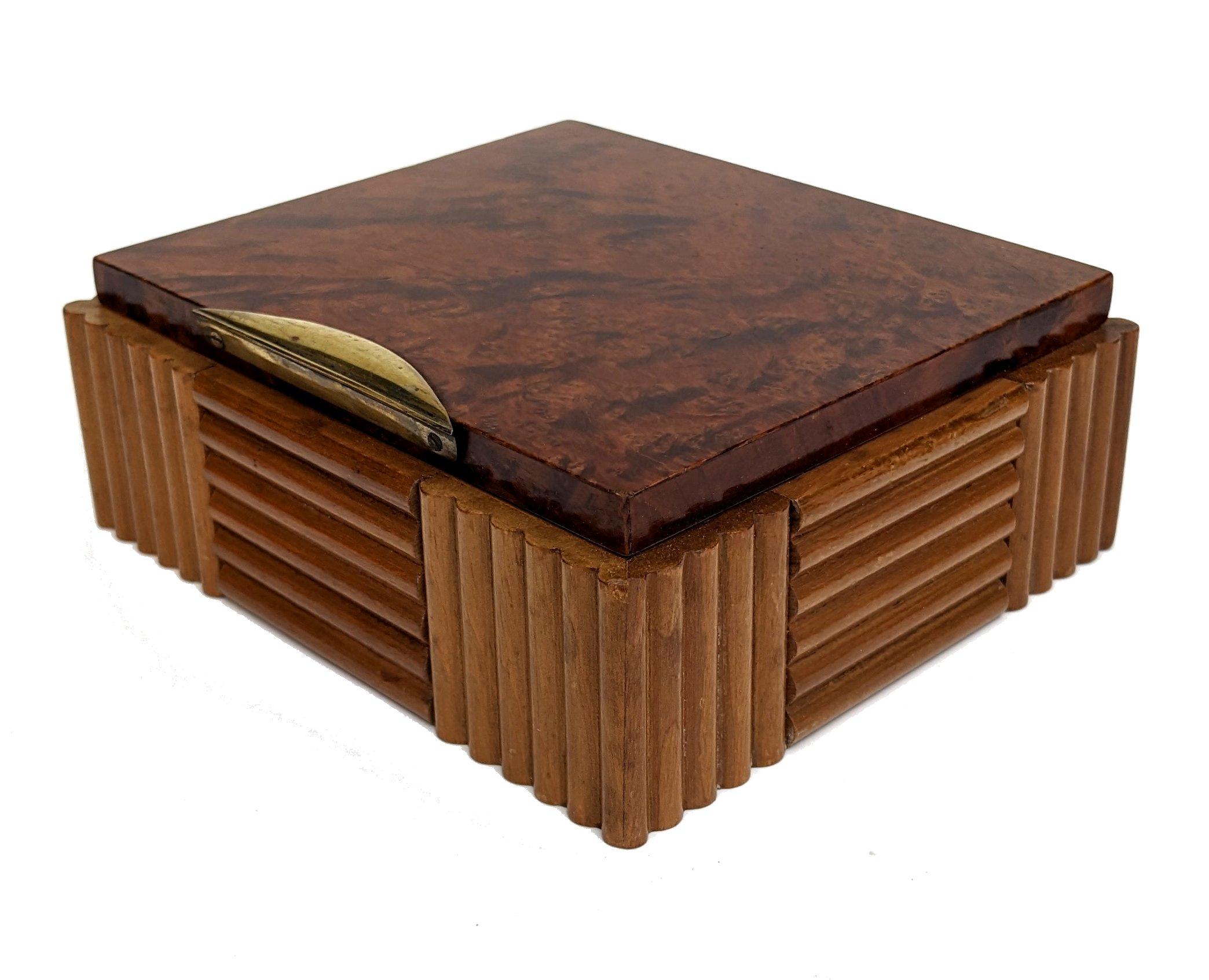 Caja de nogal Art Decó para puros / cigarrillos, c1930 en Bueno estado para la venta en Devon, England