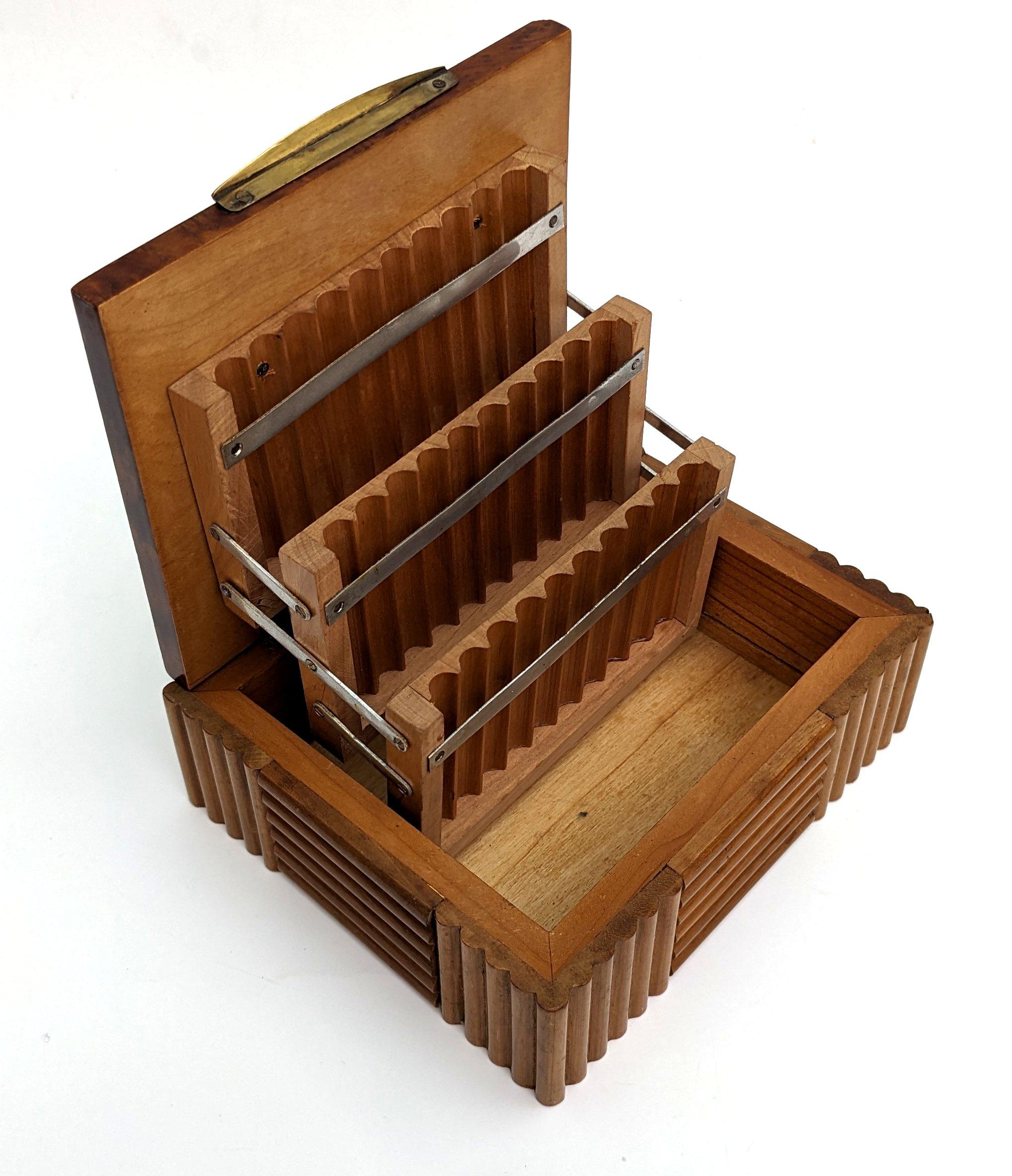 Caja de nogal Art Decó para puros / cigarrillos, c1930 en venta 2