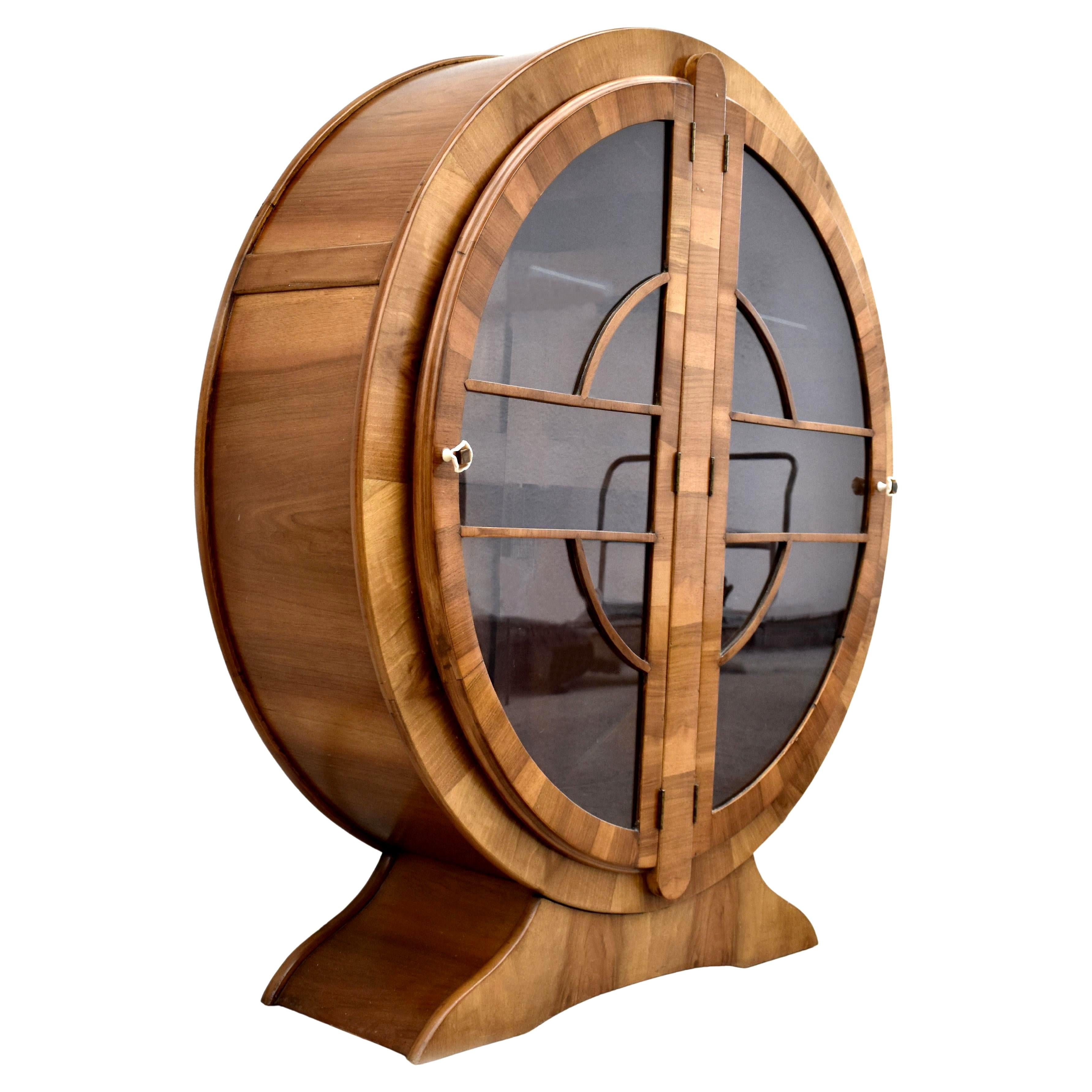 Offered for your consideration is this superbly stylish and totally original 1930s English Art Deco round display cabinet. Figured walnut veneer in a warm mid-tone coloring with a distinctive light and dark alternation running throughout and
