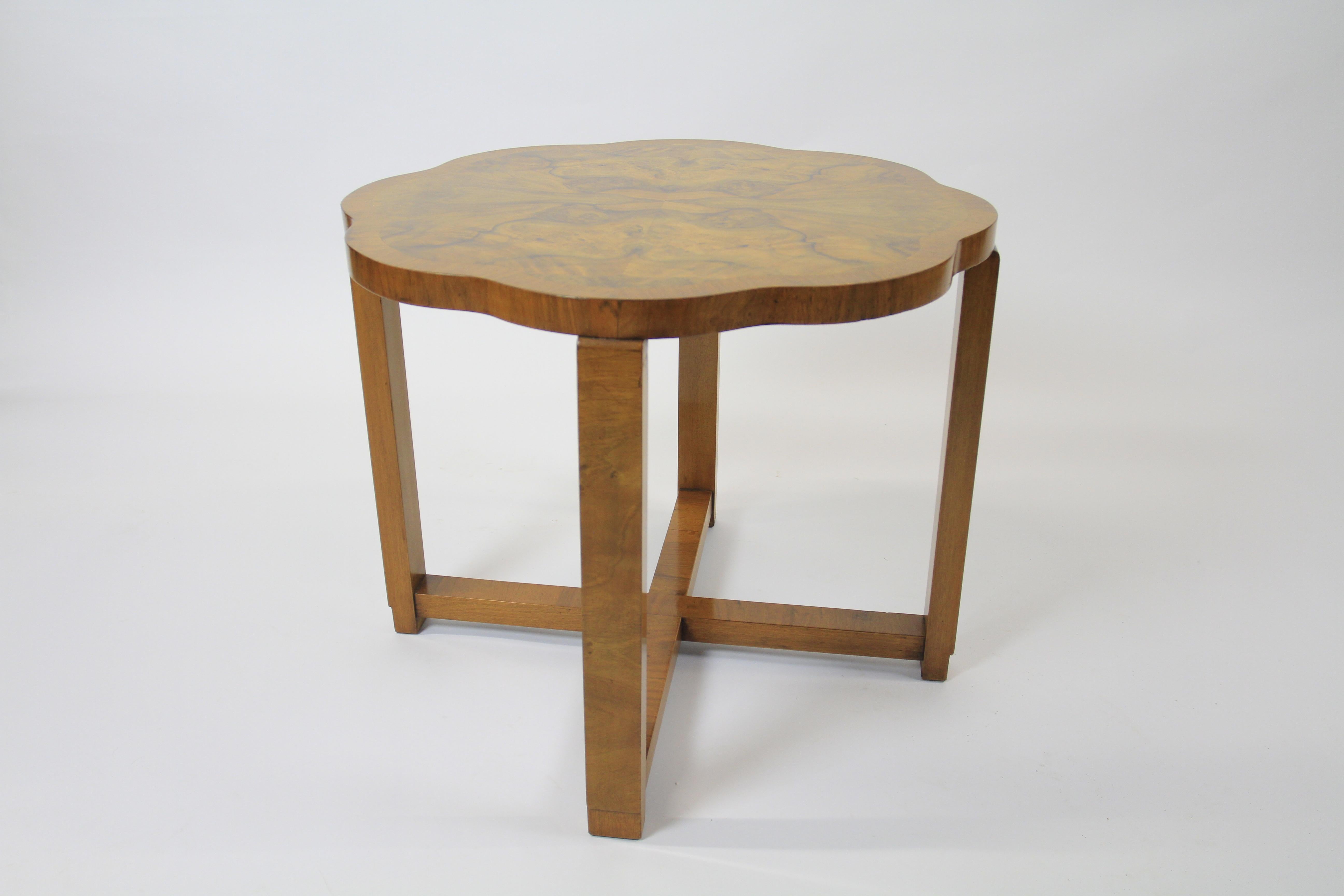 British Art Deco Walnut cloud shaped Nest of 4 tables circa 1930s For Sale