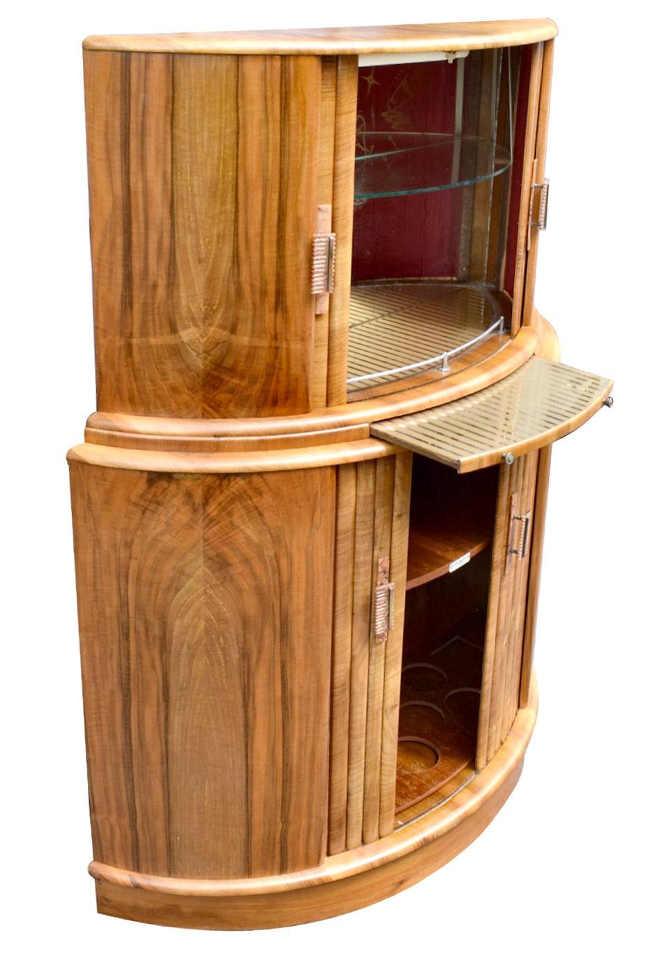 Gorgeous and original 1930s Art Deco cocktail cabinet in figured walnut. This cabinet really is stunning, featuring a storage area for bottles at the bottom and glasses etc. at the top. The top part of the cocktail cabinet has an all mirrored