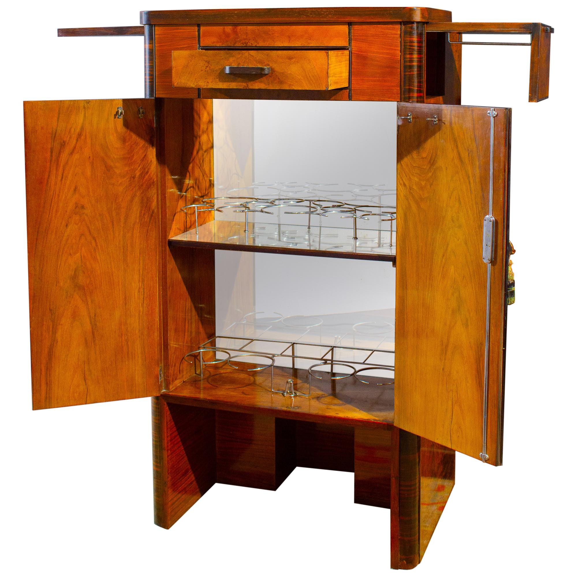 Beautiful Italian 1930s Art Deco burl walnut cocktail cabinet.
Bar service area features a 