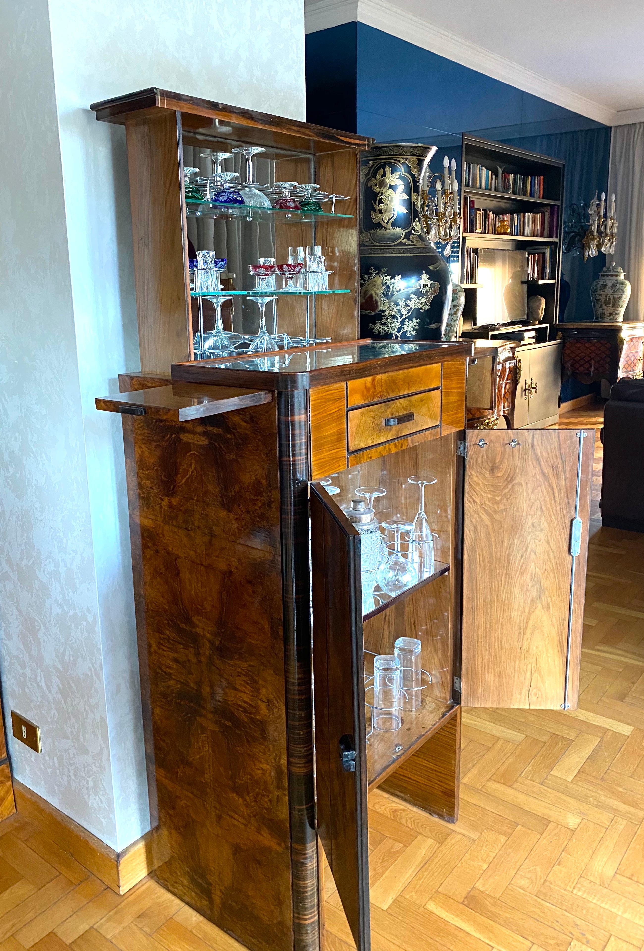 European Art Deco Walnut Cocktail Dry Bar Cabinet, Italy, 1930s