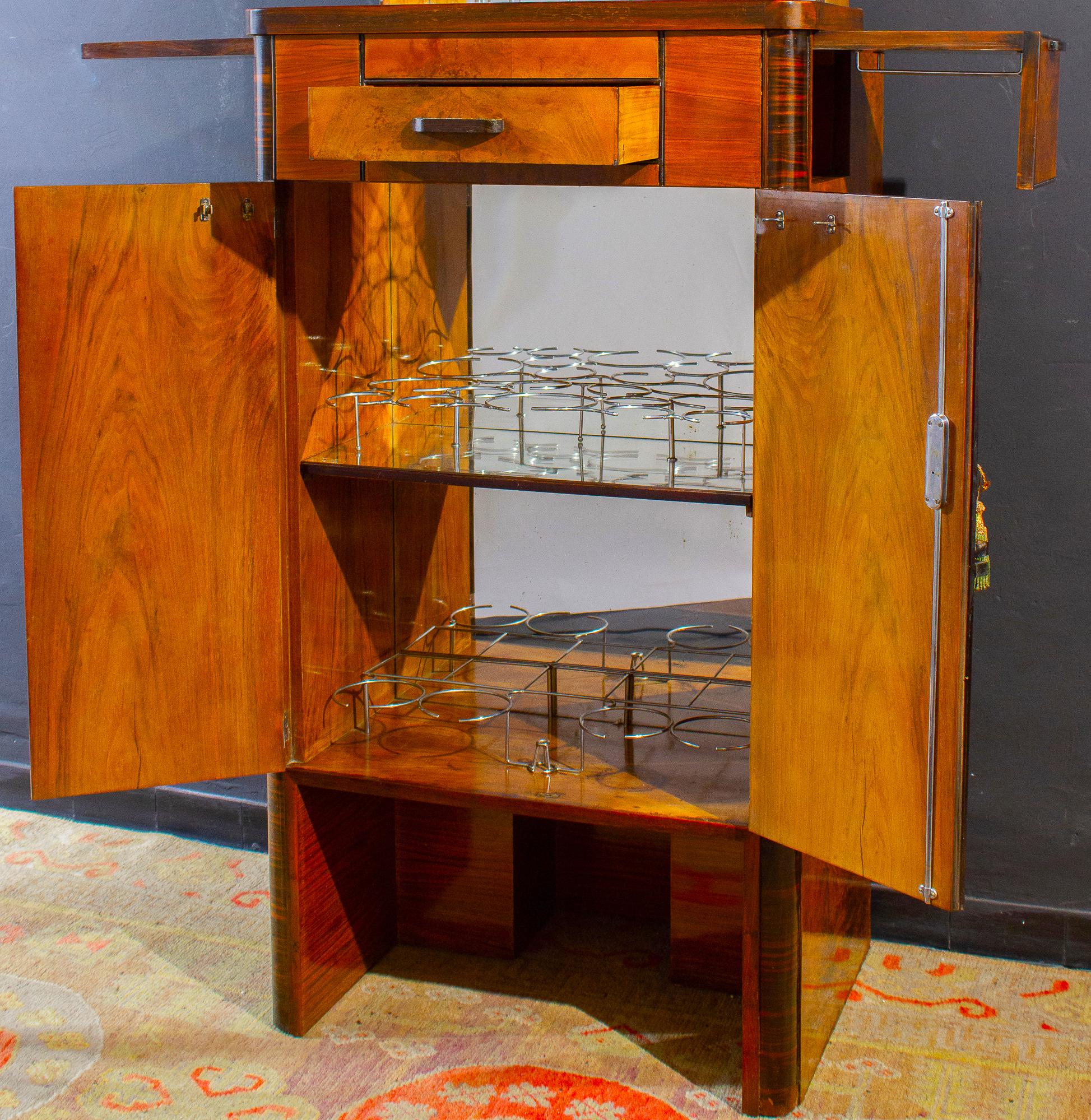 Mid-20th Century Art Deco Walnut Cocktail Dry Bar Cabinet, Italy, 1930s