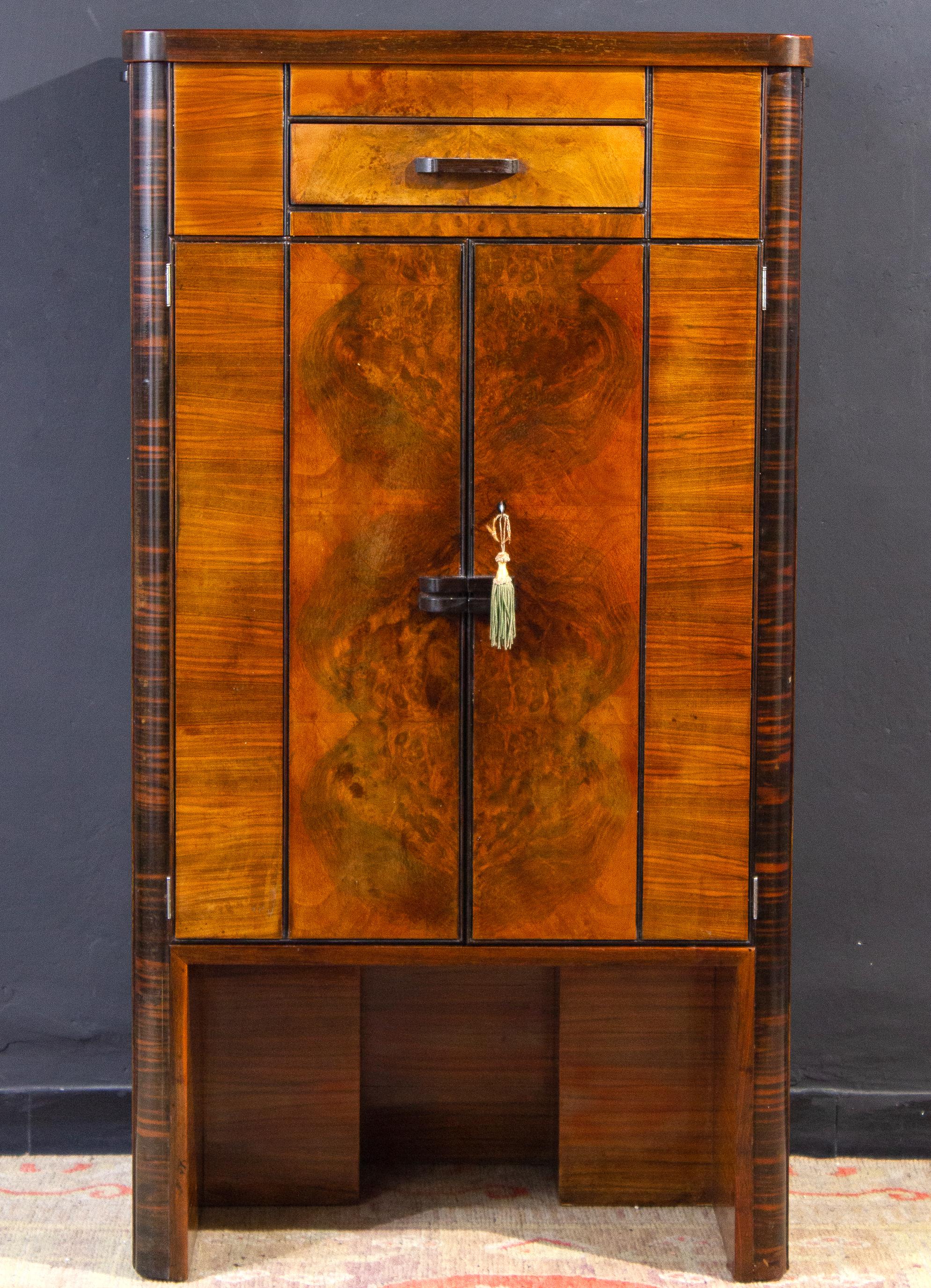 Art Deco Walnut Cocktail Dry Bar Cabinet, Italy, 1930s In Good Condition In Rome, IT