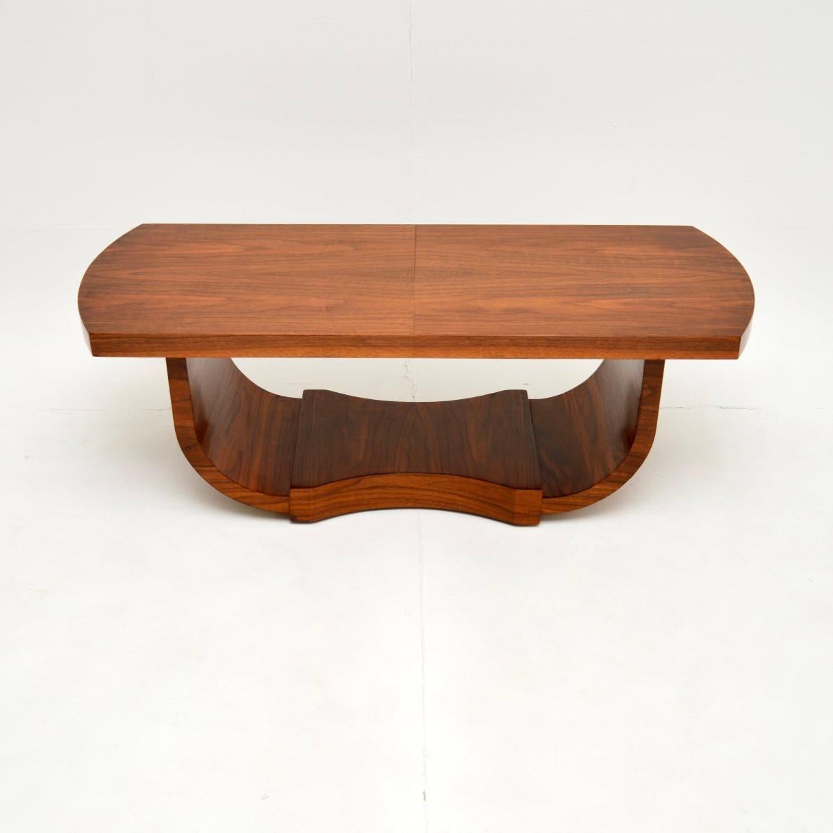 Une table basse en noyer de style Art déco, élégante et extrêmement bien réalisée. Il a été fabriqué en Angleterre, il date des années 1920-30.

Il est d'une qualité exceptionnelle et d'une taille très utile. Il repose sur une magnifique base en