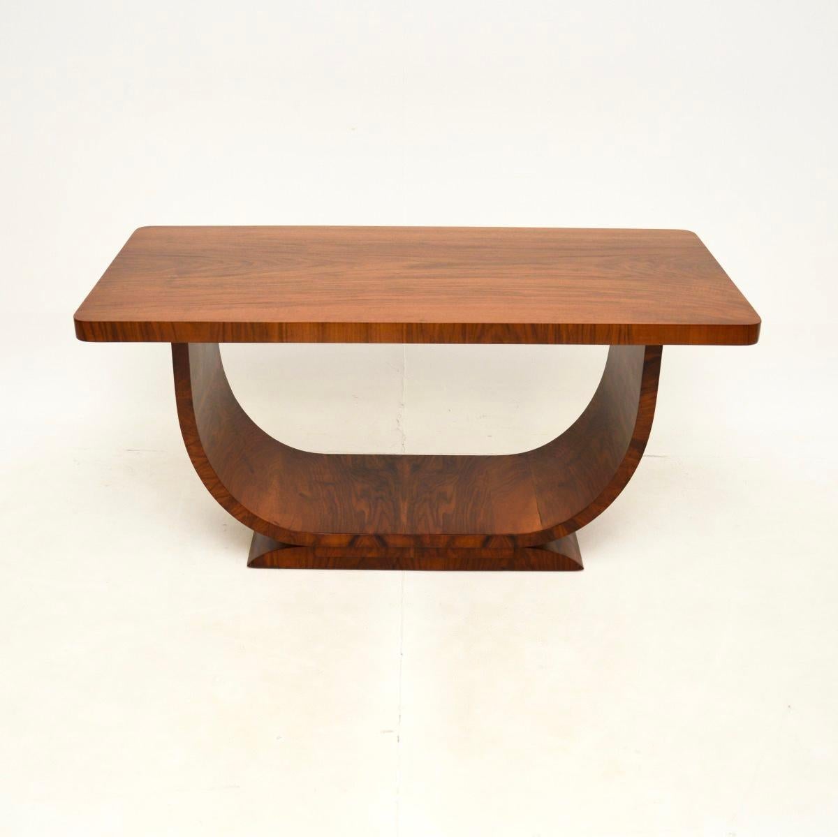 Une grande table basse en noyer de style Art Déco, extrêmement bien réalisée. Il a été fabriqué en Angleterre, il date des années 1930.

Il est d'une qualité exceptionnelle et d'une taille très impressionnante. Il repose sur une magnifique base en