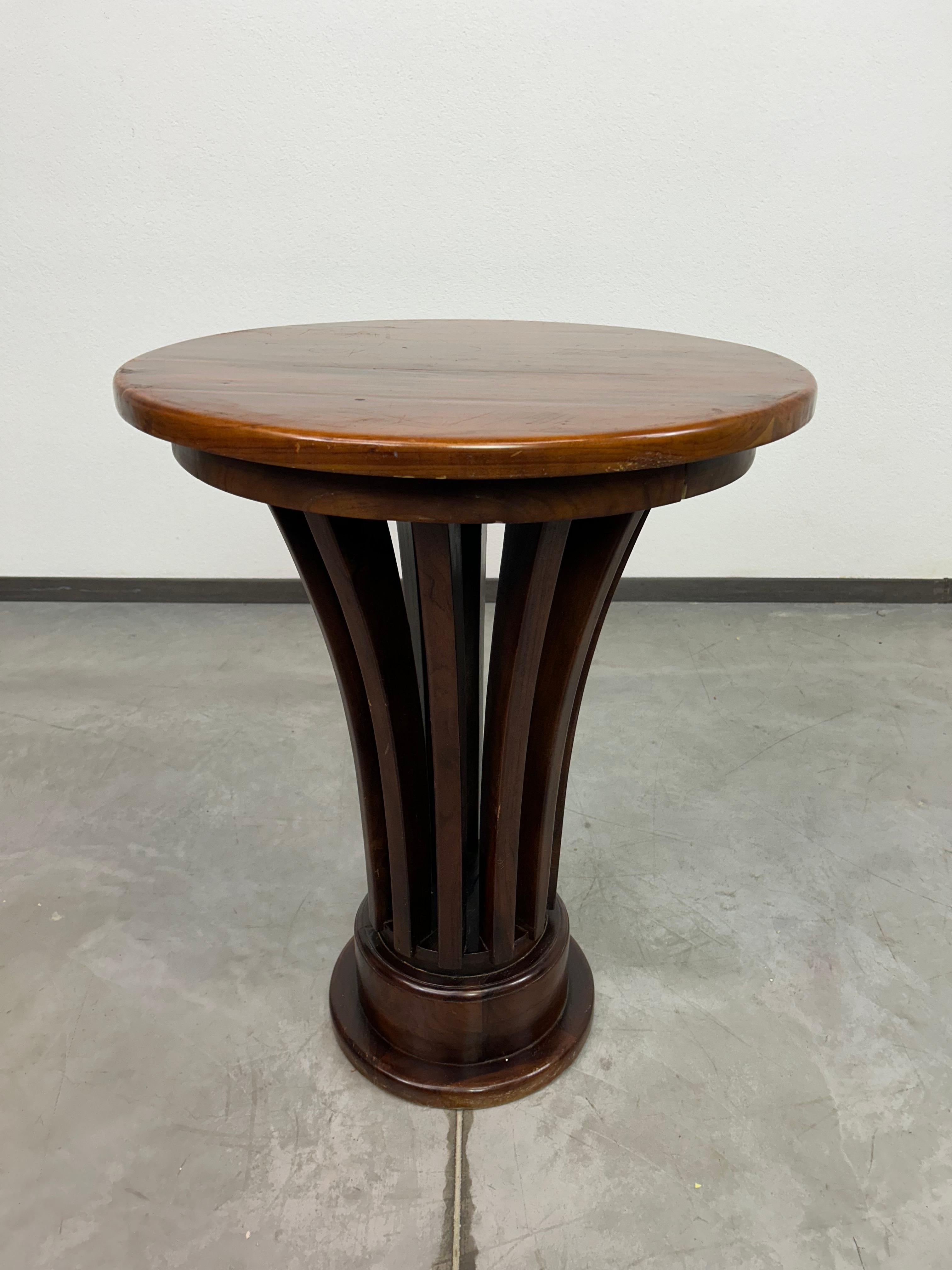 Table basse Art déco en noyer en très bel état d'origine. Bois de noyer massif.