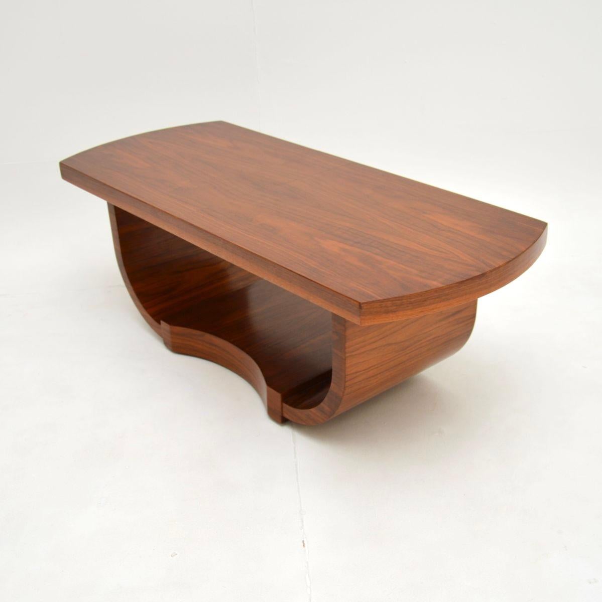 Britannique Table basse art déco en noyer en vente