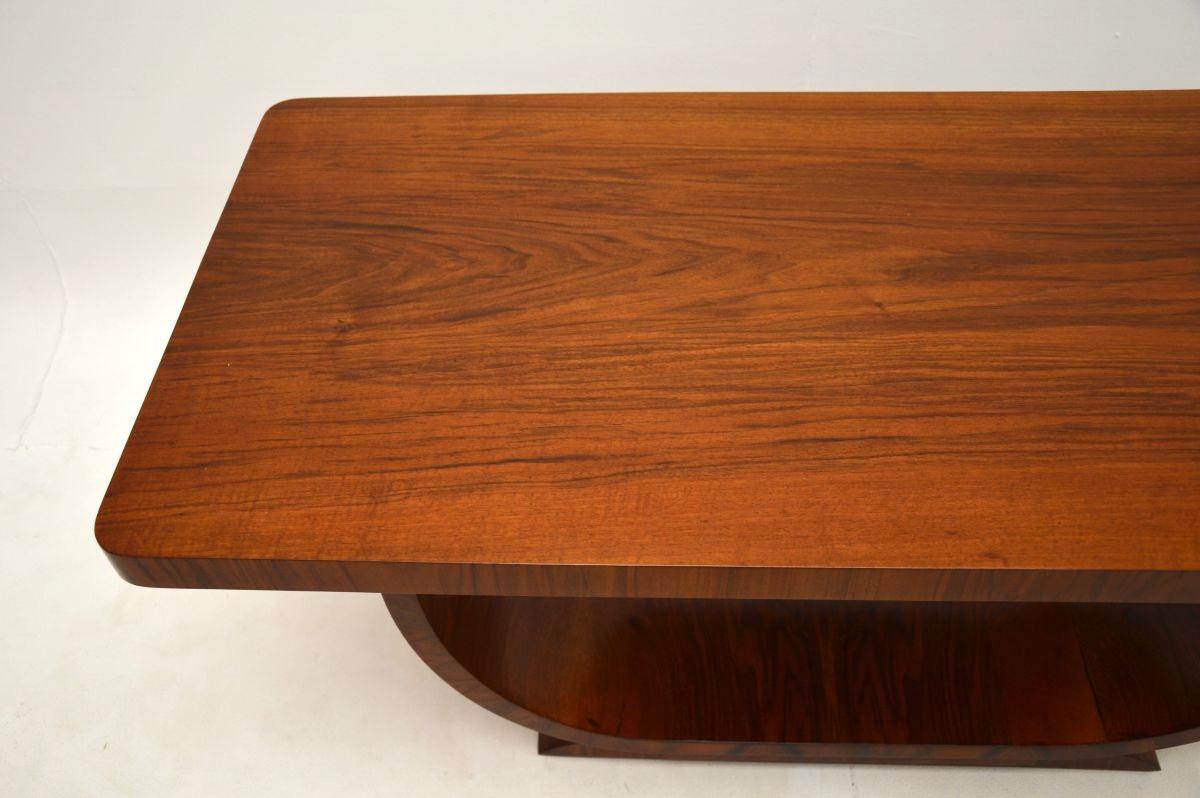 Britannique Table basse art déco en noyer en vente
