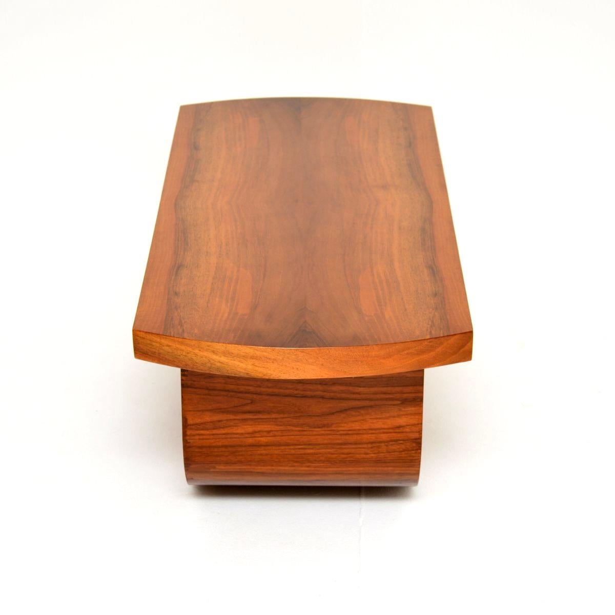 Mesa baja Art Déco de nogal en Bueno estado para la venta en London, GB