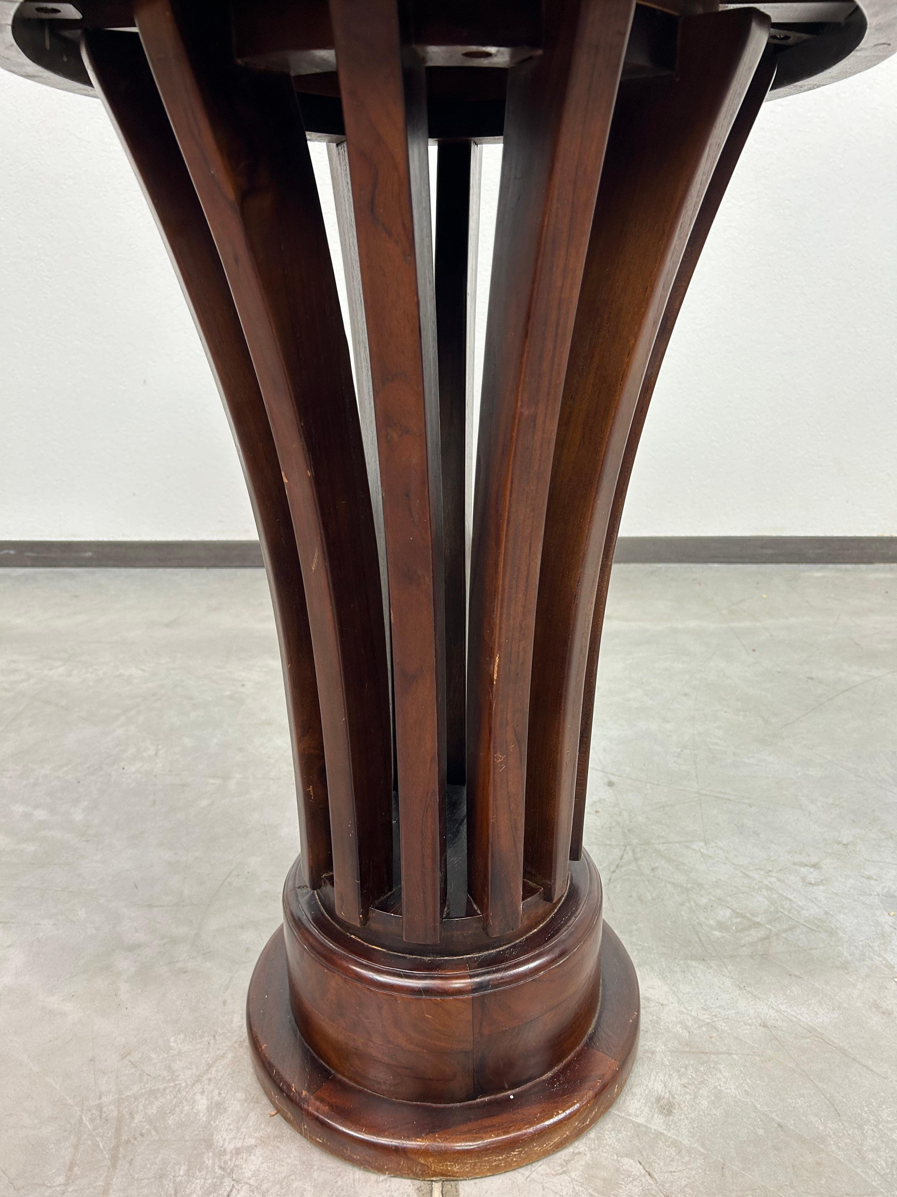 Table basse art déco en noyer Bon état - En vente à Banská Štiavnica, SK