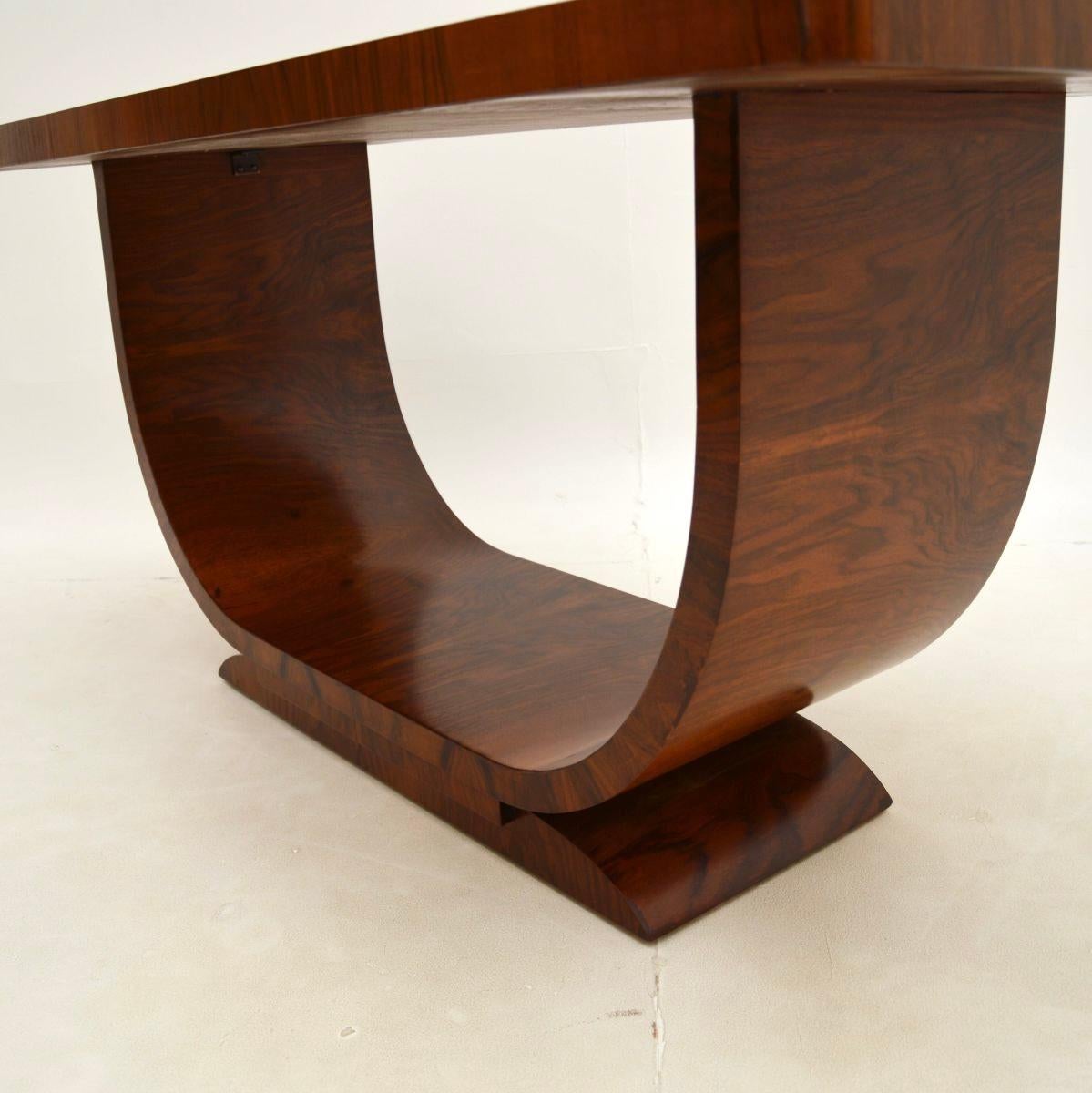 Milieu du XXe siècle Table basse art déco en noyer en vente