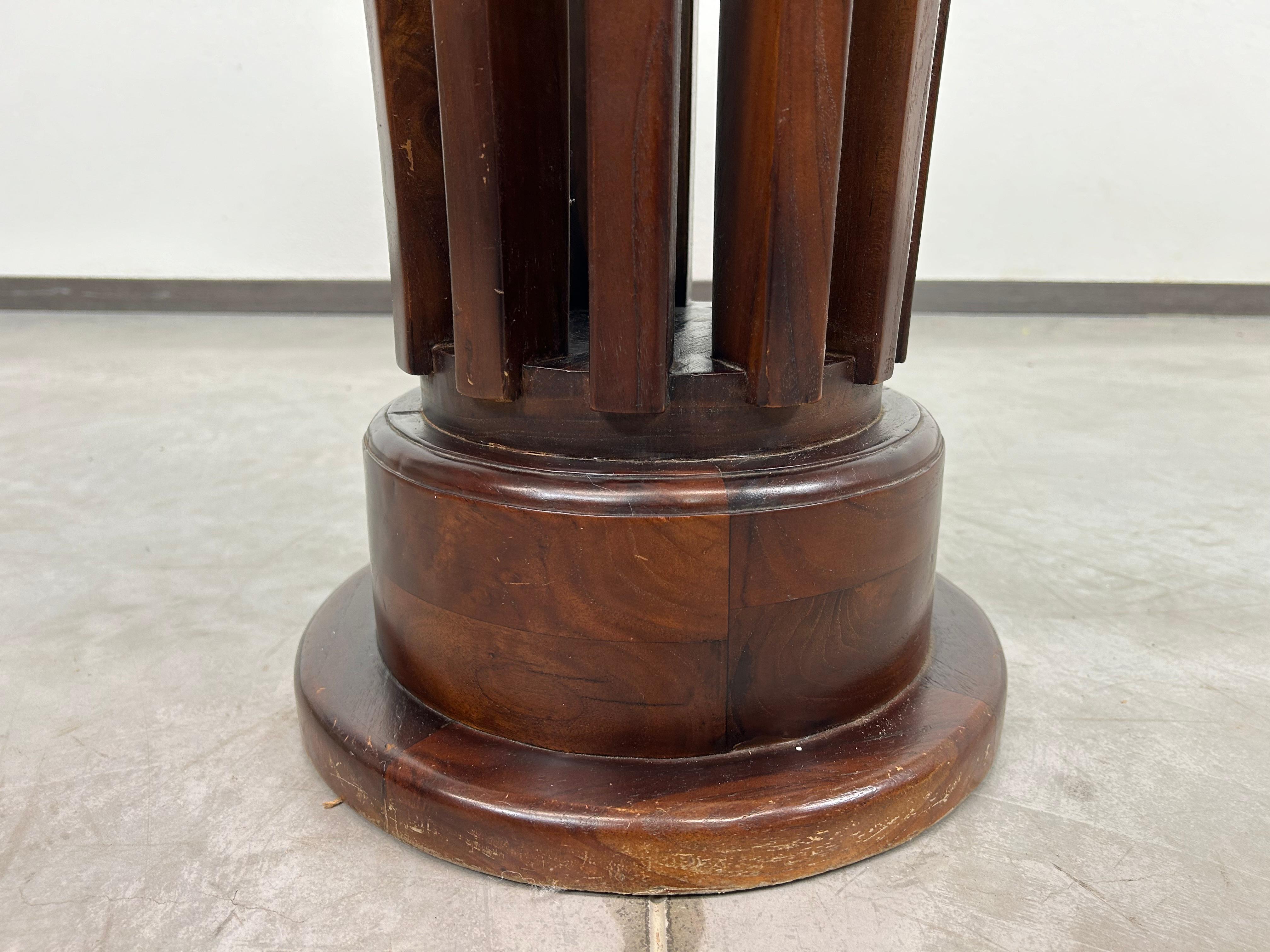 Milieu du XXe siècle Table basse art déco en noyer en vente