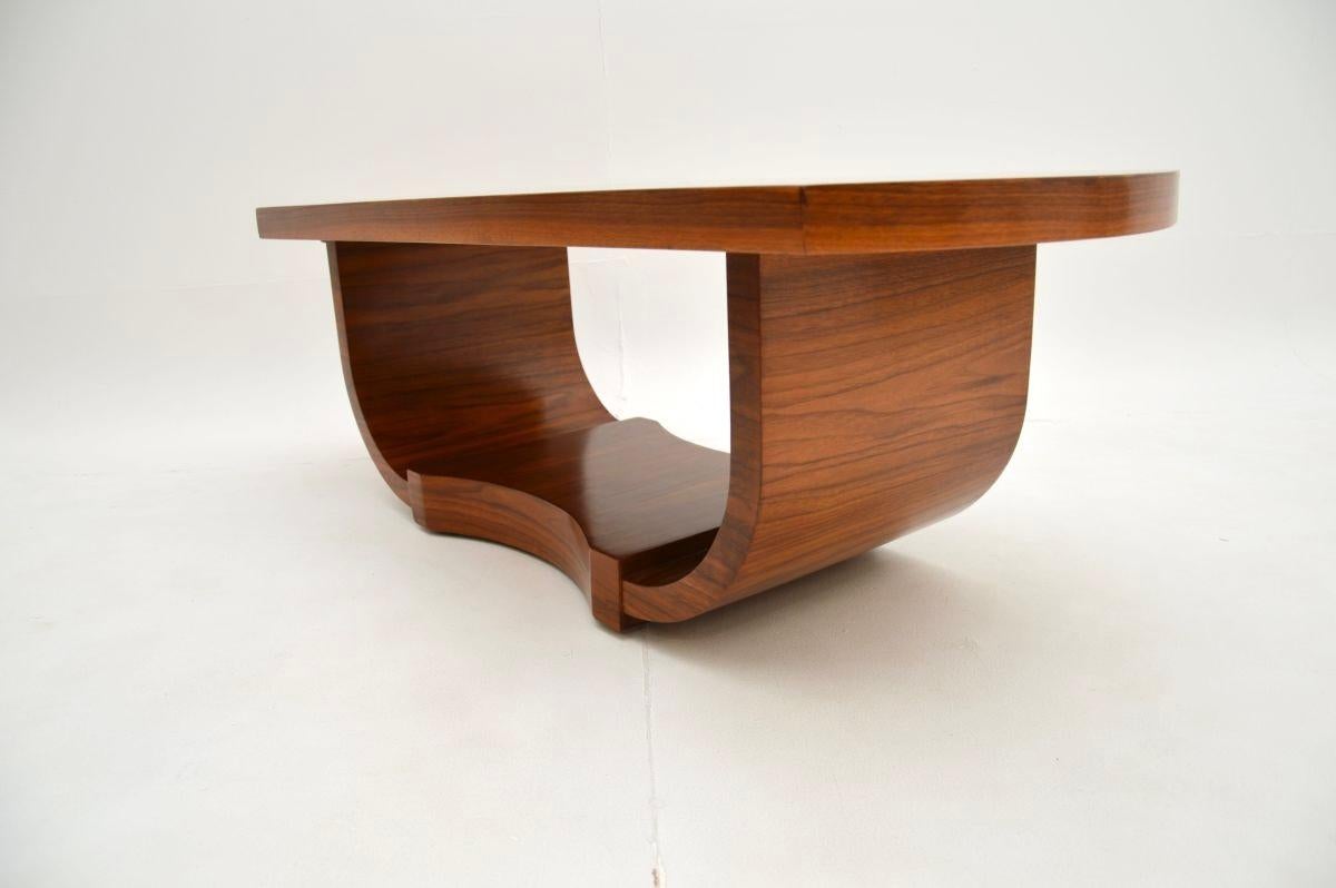 Noyer Table basse art déco en noyer en vente