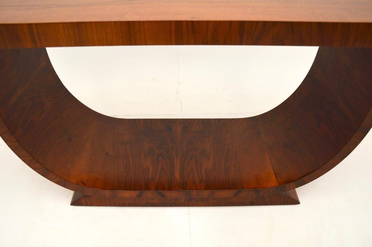Noyer Table basse art déco en noyer en vente