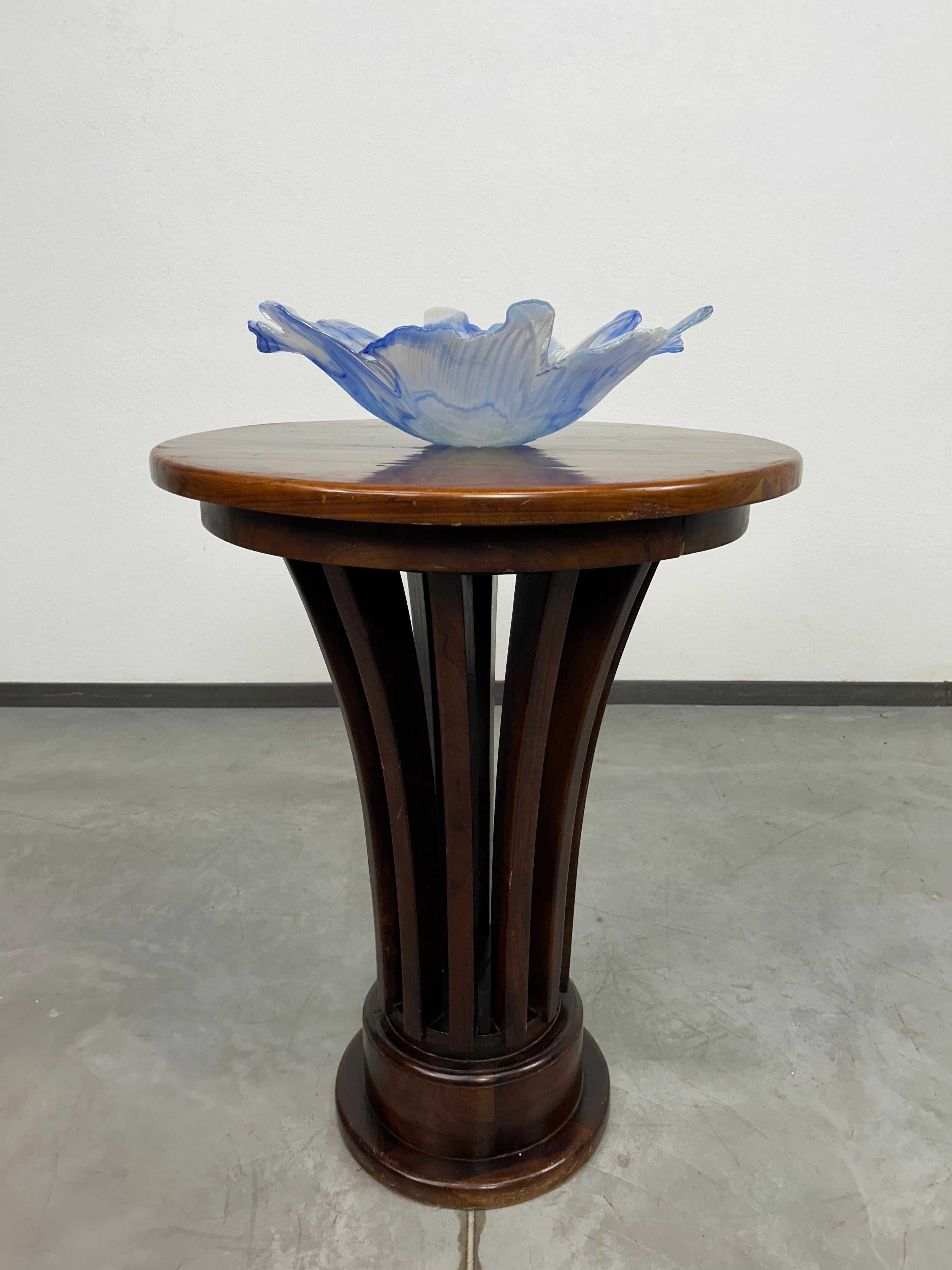 Noyer Table basse art déco en noyer en vente