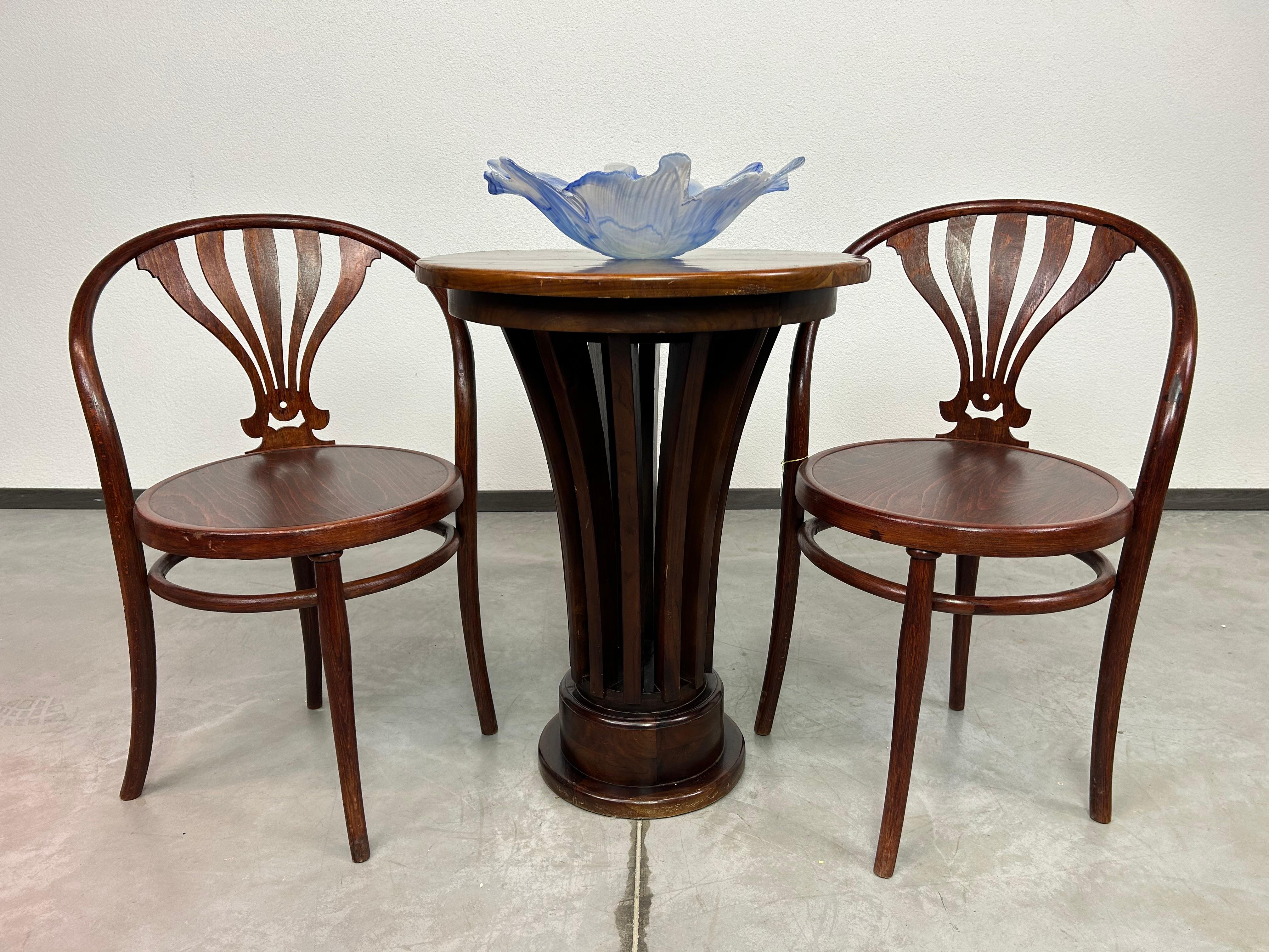 Table basse art déco en noyer en vente 1