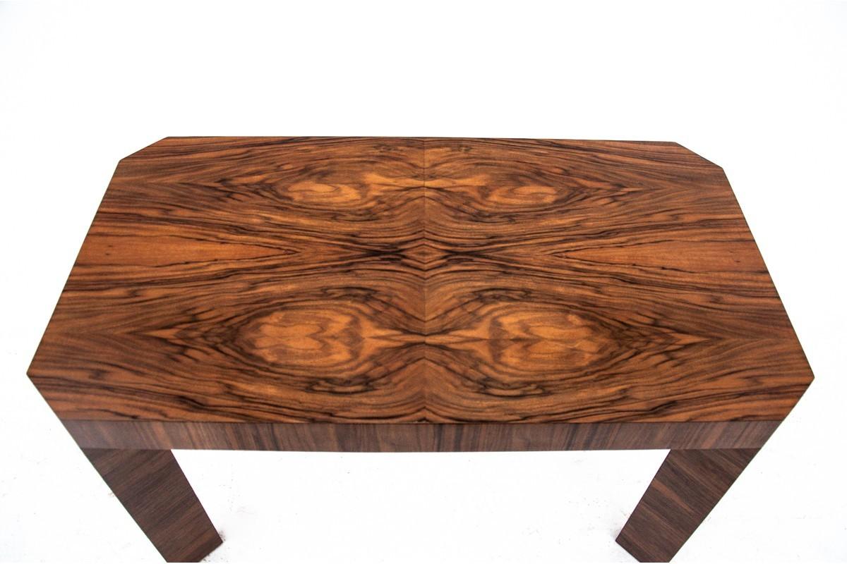 Elongated coffee table - bench.

A table with a geometric form, characteristic of the Art Deco style. Made of walnut wood with rich grain.

Manufactured in Poland in the 1960s.

Very good condition, after professional renovation. The wood has been