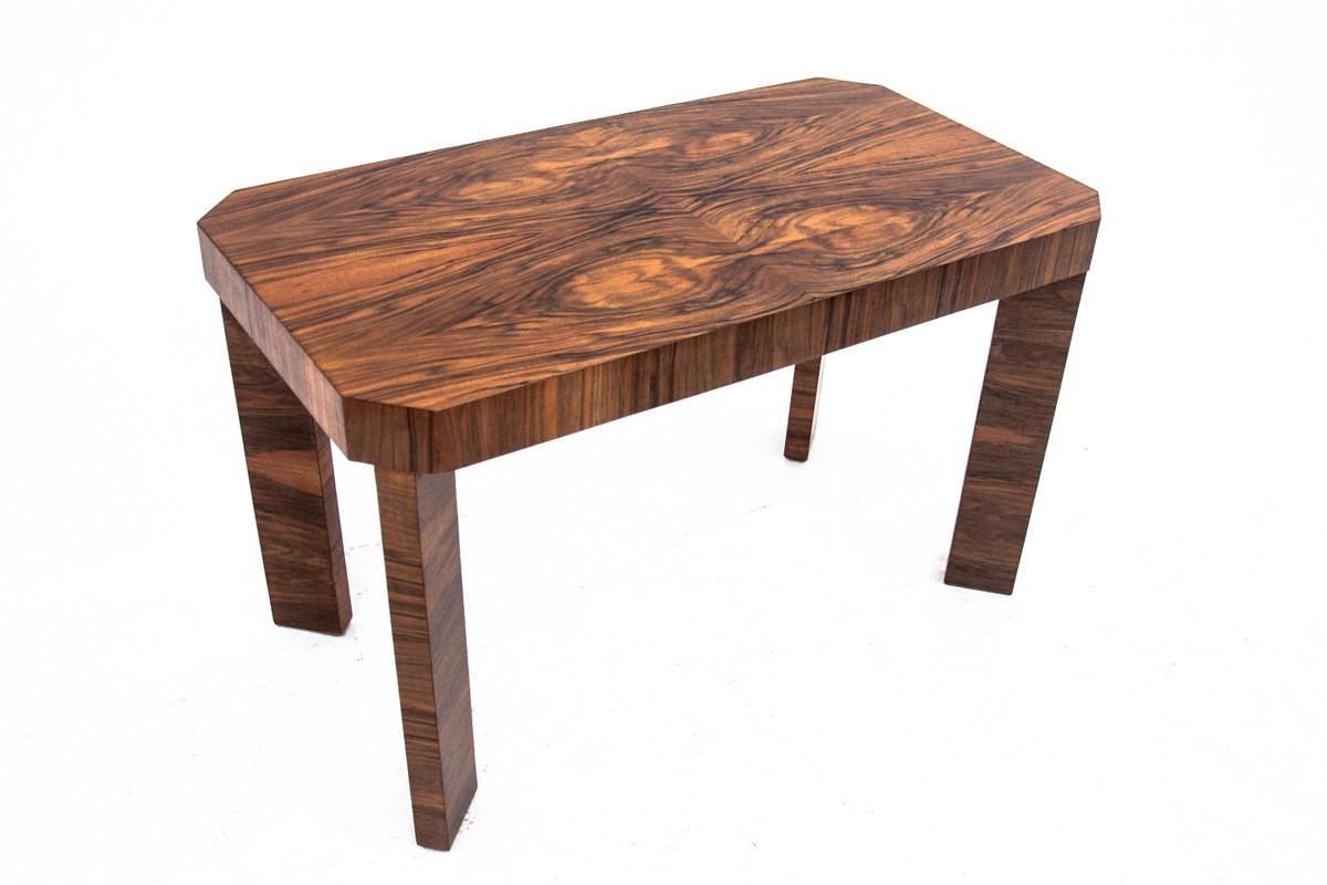 Art Deco walnut coffee table, Poland, 1960s. (Art déco) im Angebot