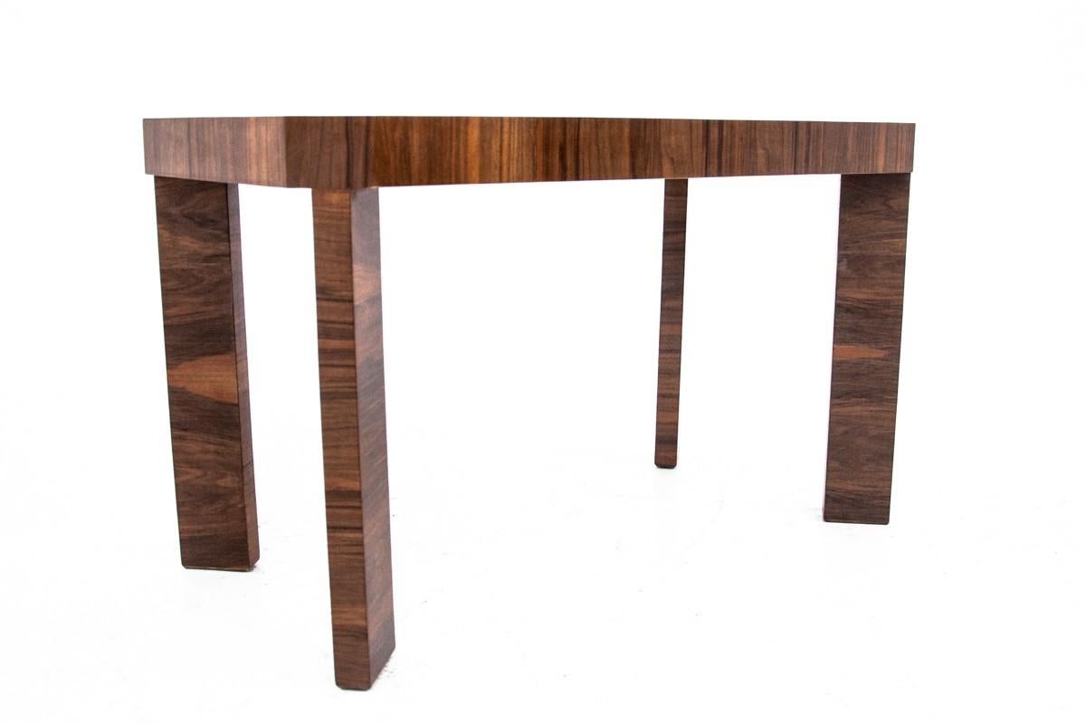 Art Deco walnut coffee table, Poland, 1960s. (Polnisch) im Angebot