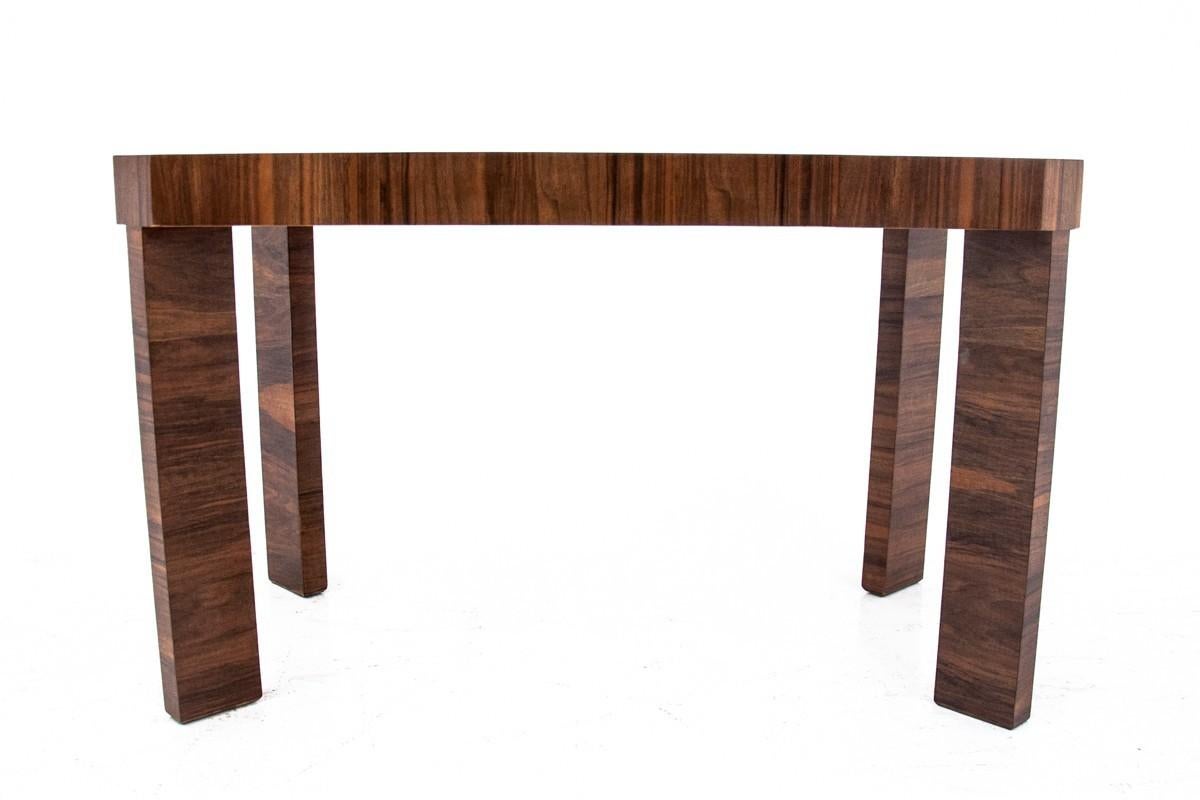 Art Deco walnut coffee table, Poland, 1960s. (Walnuss) im Angebot
