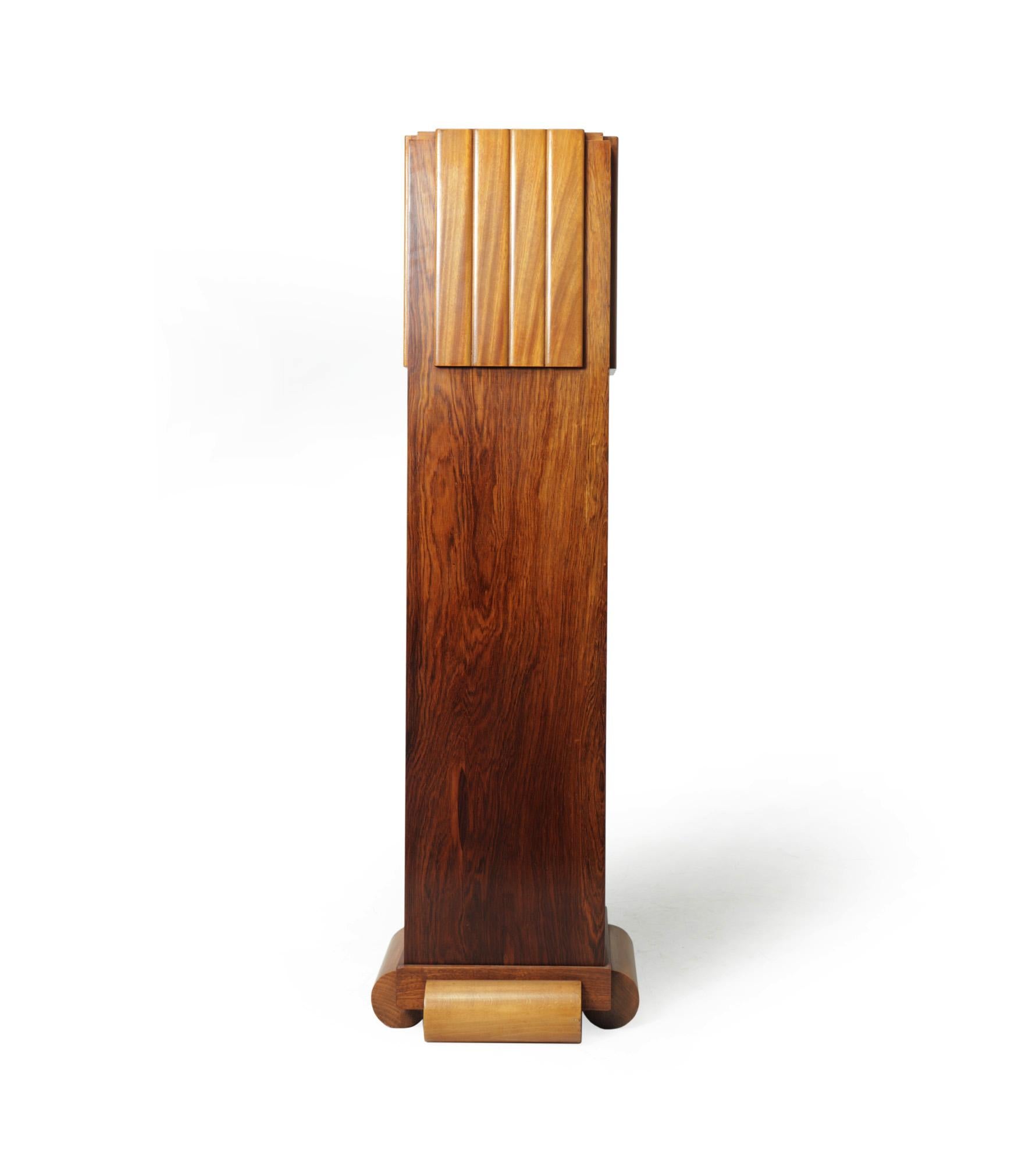 Art Deco walnut column c1925
A walnut, rosewood and satin birch column or pedestal stand, ideal for bronze or Jardinaire the column has been fully restored and polished

Age: 1925

Style: Art Deco

Material: Walnut

Origin :