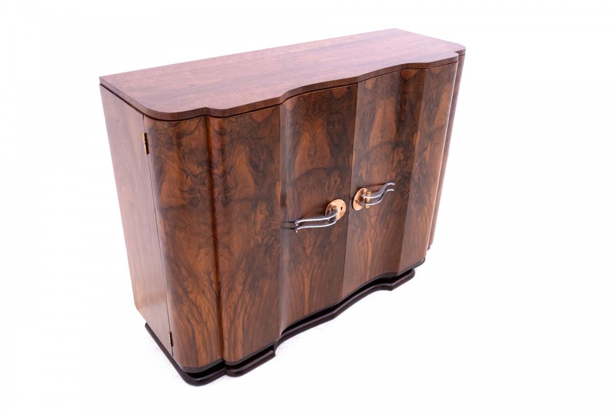 Un'antica cassettiera unica nel suo genere, dalla forma geometrica, tipica dello stile Art Déco

Realizzato in legno di noce, con manici originali

Origine: Europa occidentale, intorno al 1940

Cassettiera dopo una ristrutturazione professionale nel