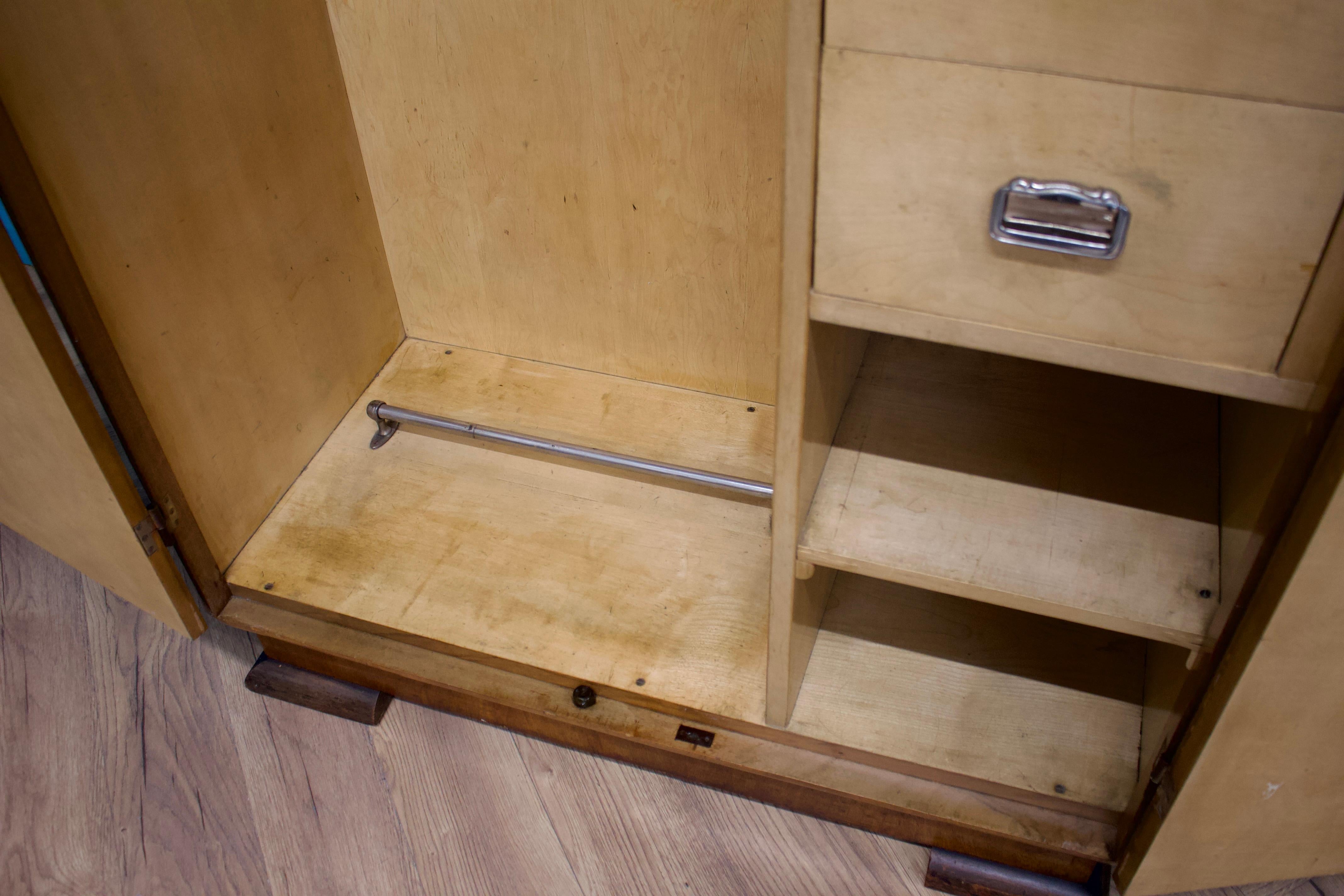 Armadio compatto in noce Art Déco, anni '30 in vendita 3