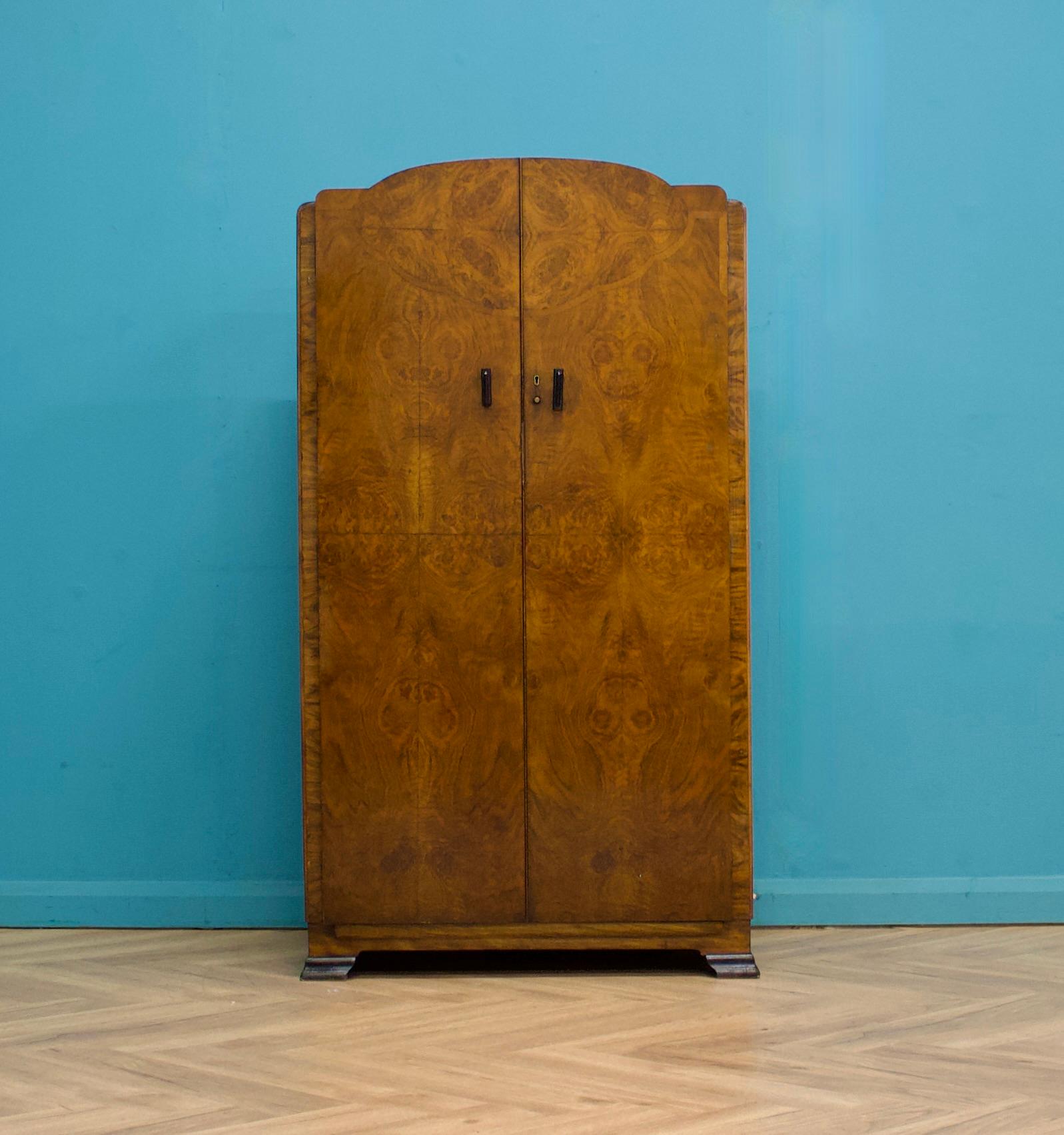 Un compactum in radica di noce Art Deco di grande qualità, circa 1930
 
Dispone di un appendiabiti estraibile, di ripiani e di un cassetto.
 
La chiave originale non c'è, ma il chiavistello funziona. 