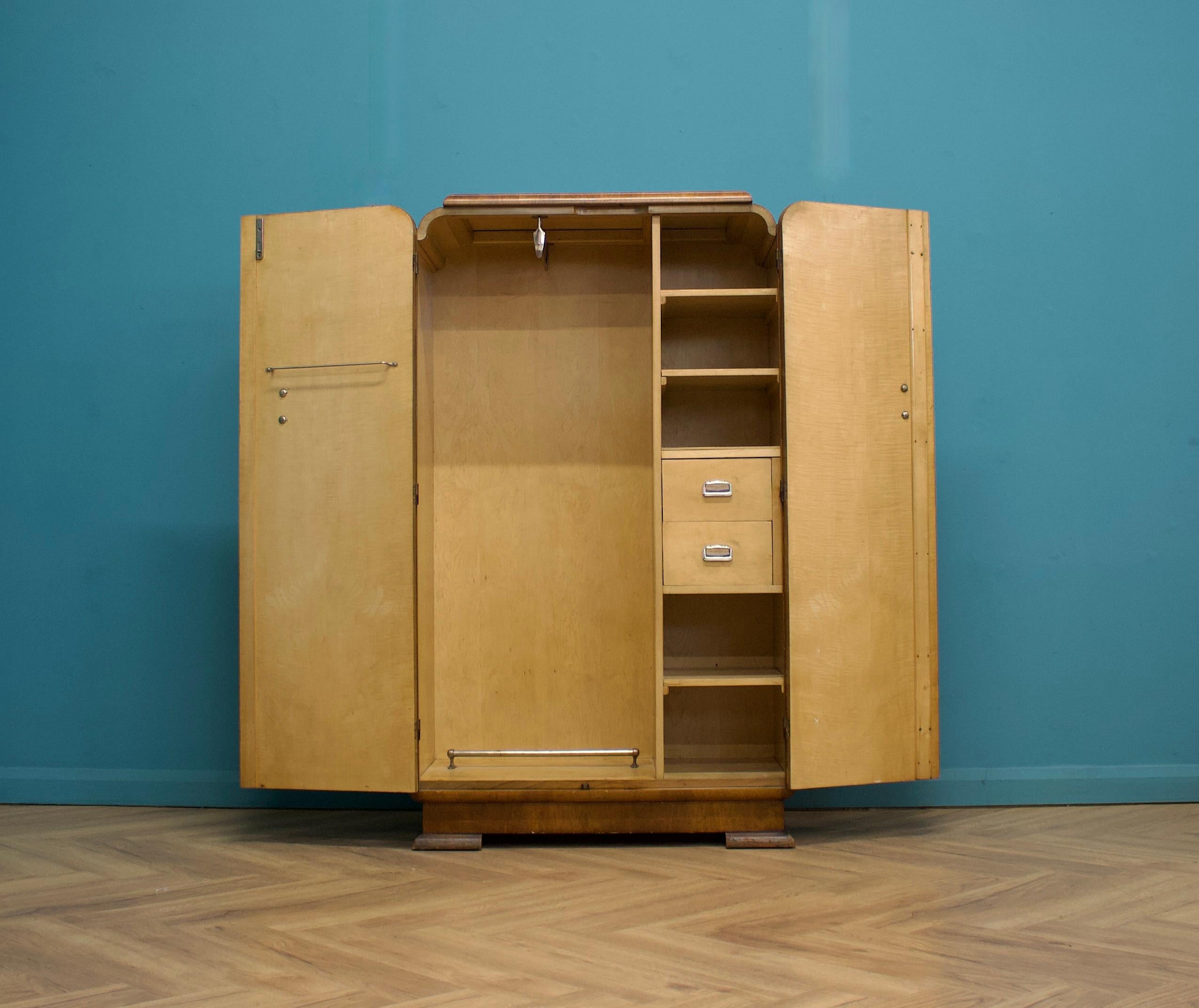 Britannico Armadio compatto in noce Art Déco, anni '30 in vendita