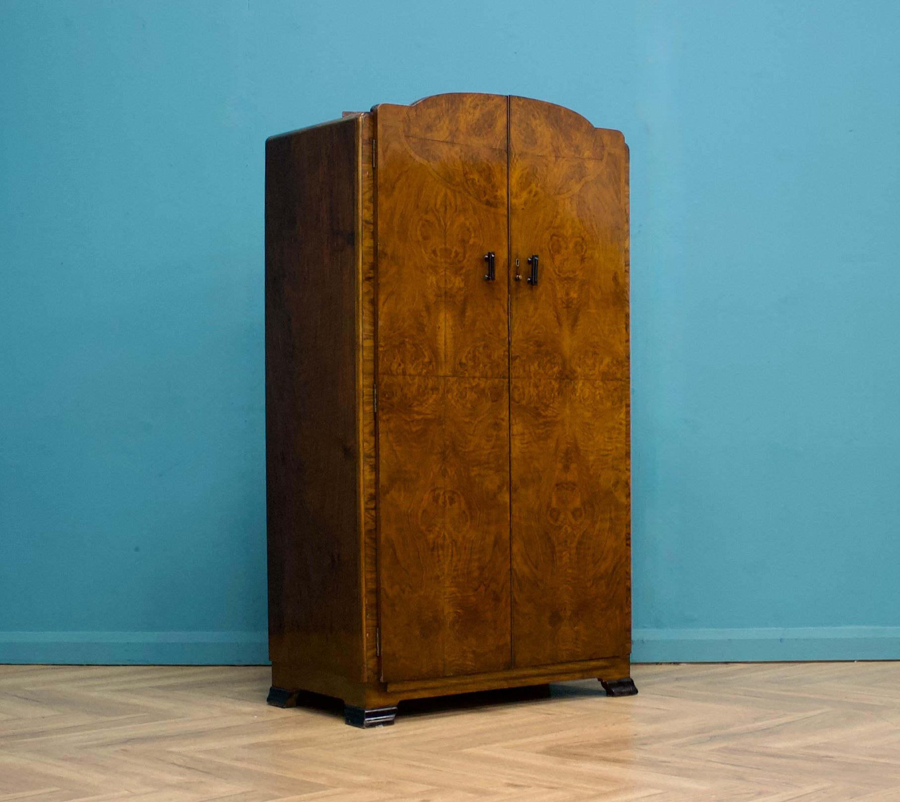 Britannico Armadio compatto in noce Art Déco, anni '30 in vendita