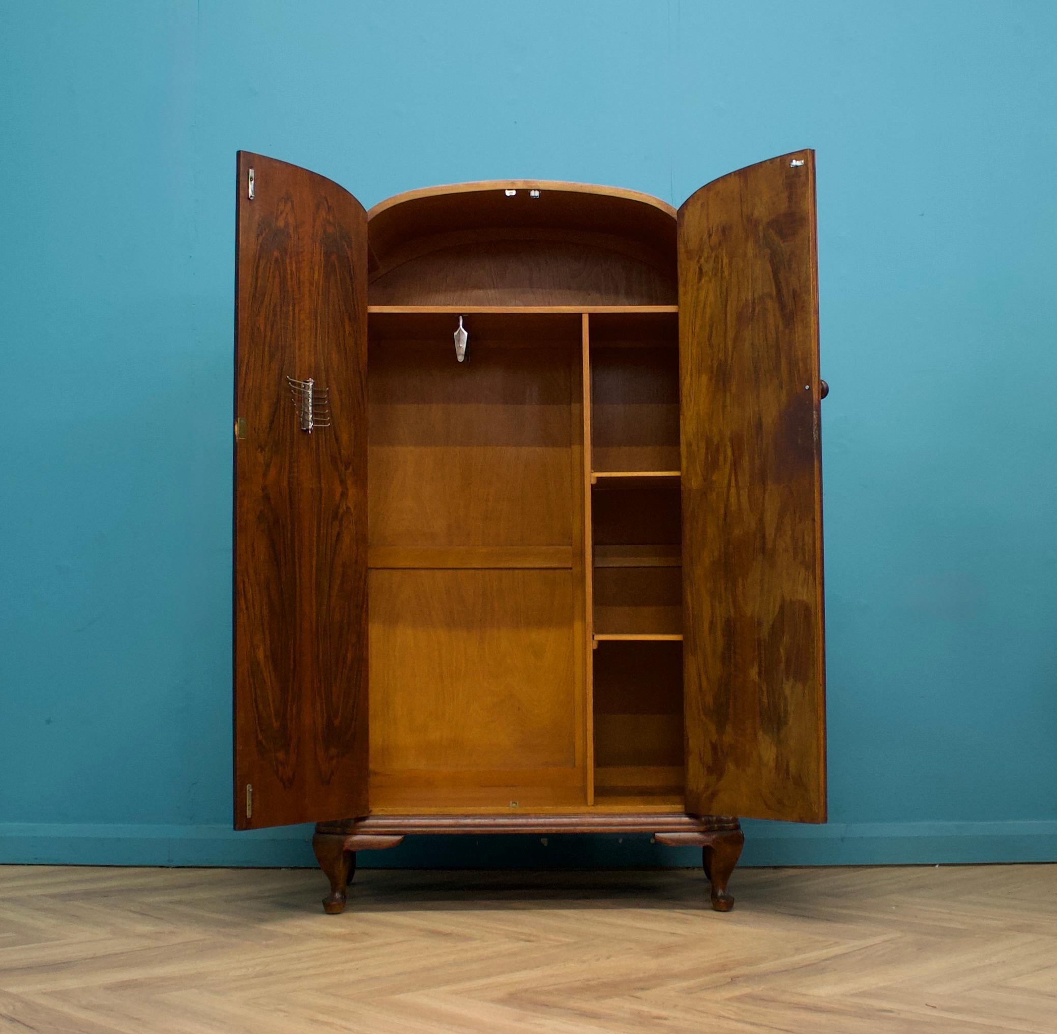 Britannico Armadio compatto in noce Art Déco, anni '30 in vendita