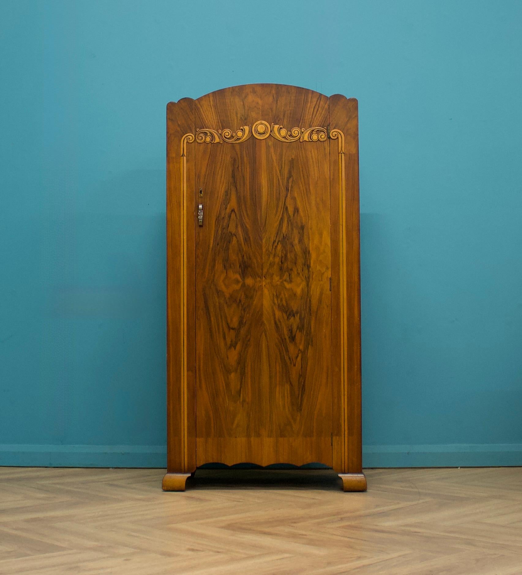 Britannico Armadio compatto in noce Art Déco, anni '30 in vendita