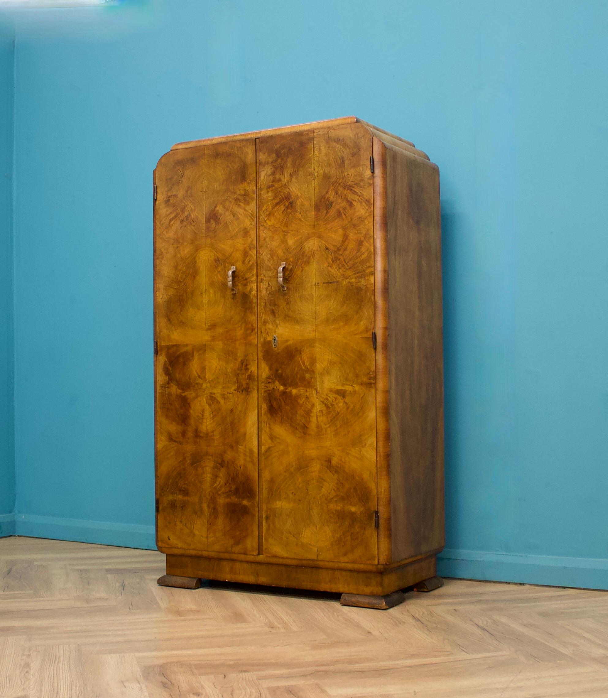 Impiallacciato Armadio compatto in noce Art Déco, anni '30 in vendita