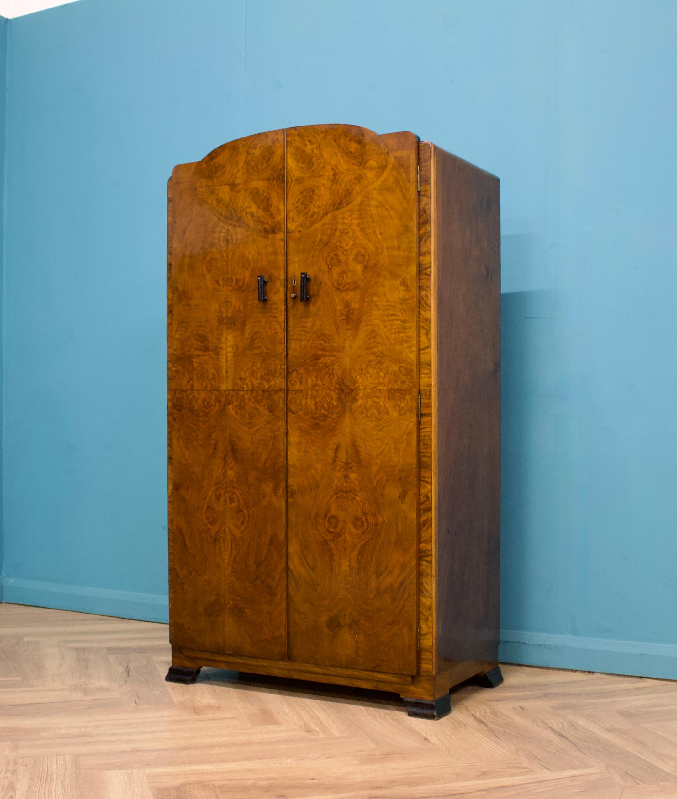 Impiallacciato Armadio compatto in noce Art Déco, anni '30 in vendita