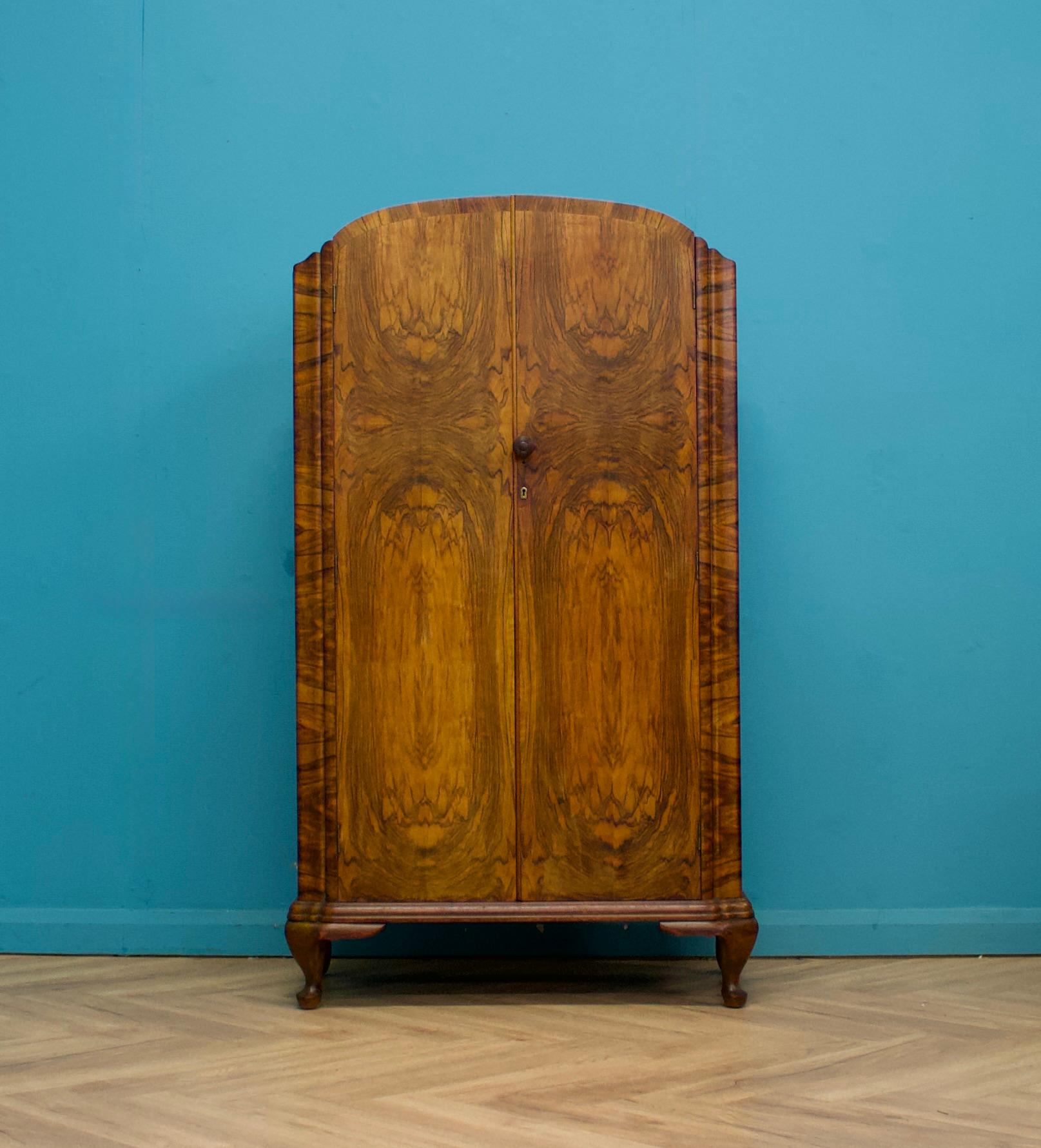 Impiallacciato Armadio compatto in noce Art Déco, anni '30 in vendita