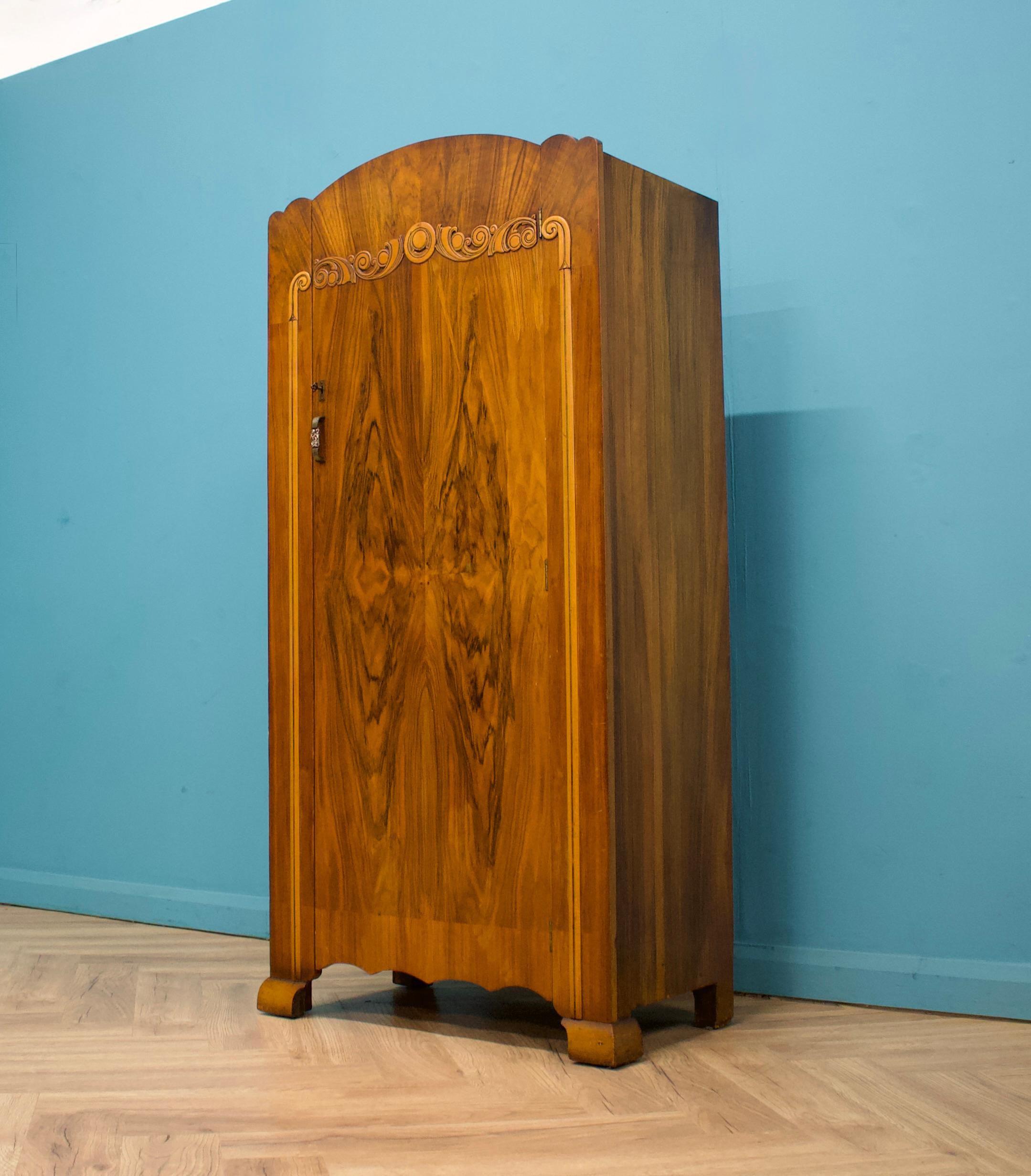 Impiallacciato Armadio compatto in noce Art Déco, anni '30 in vendita