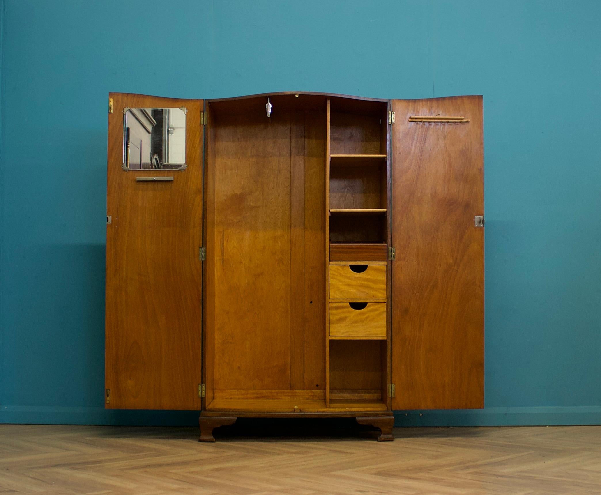 Impiallacciato Art Deco Walnut Compact Wardrobe, 1930s in vendita