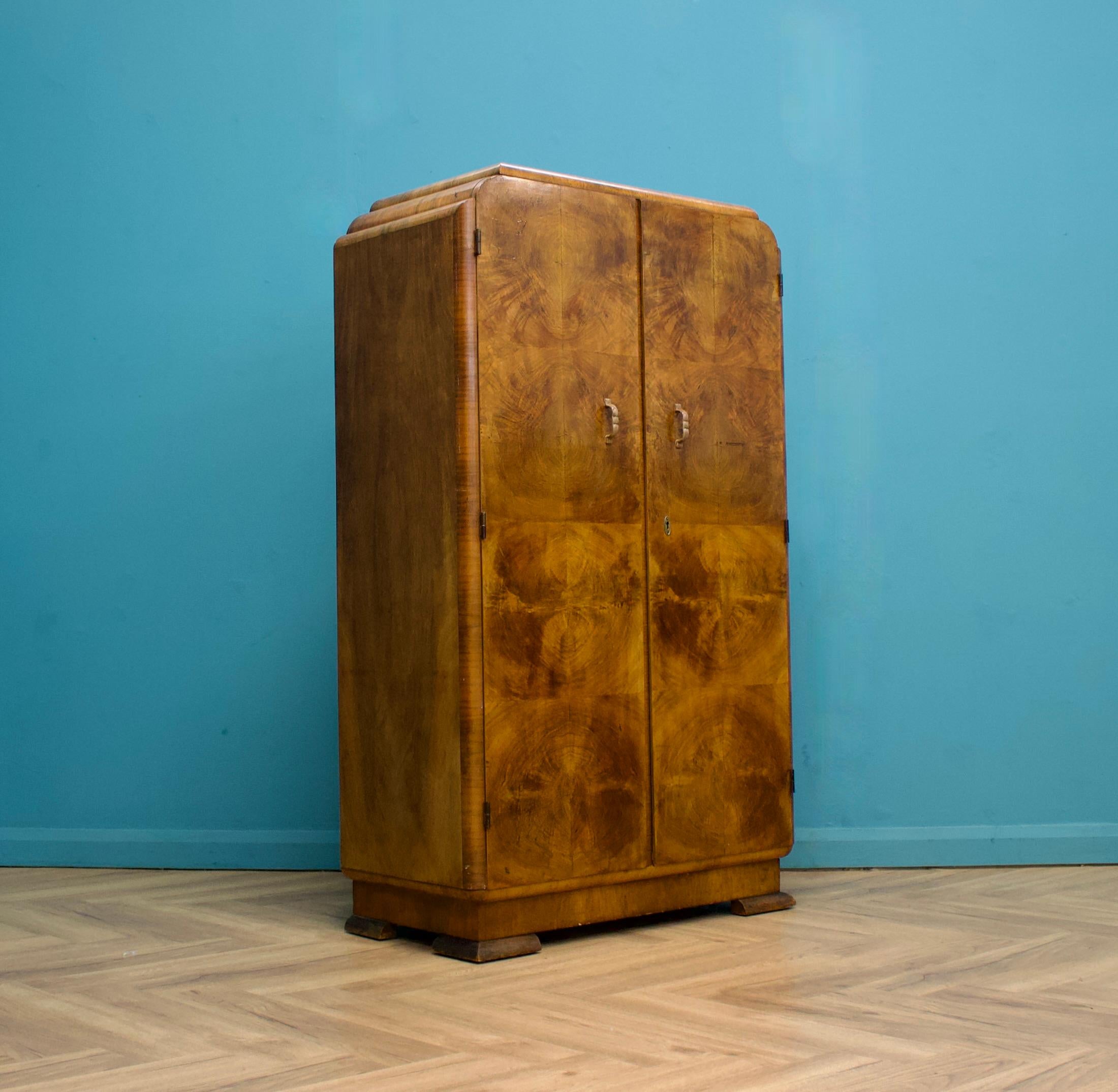 Armadio compatto in noce Art Déco, anni '30 In condizioni buone in vendita a South Shields, GB