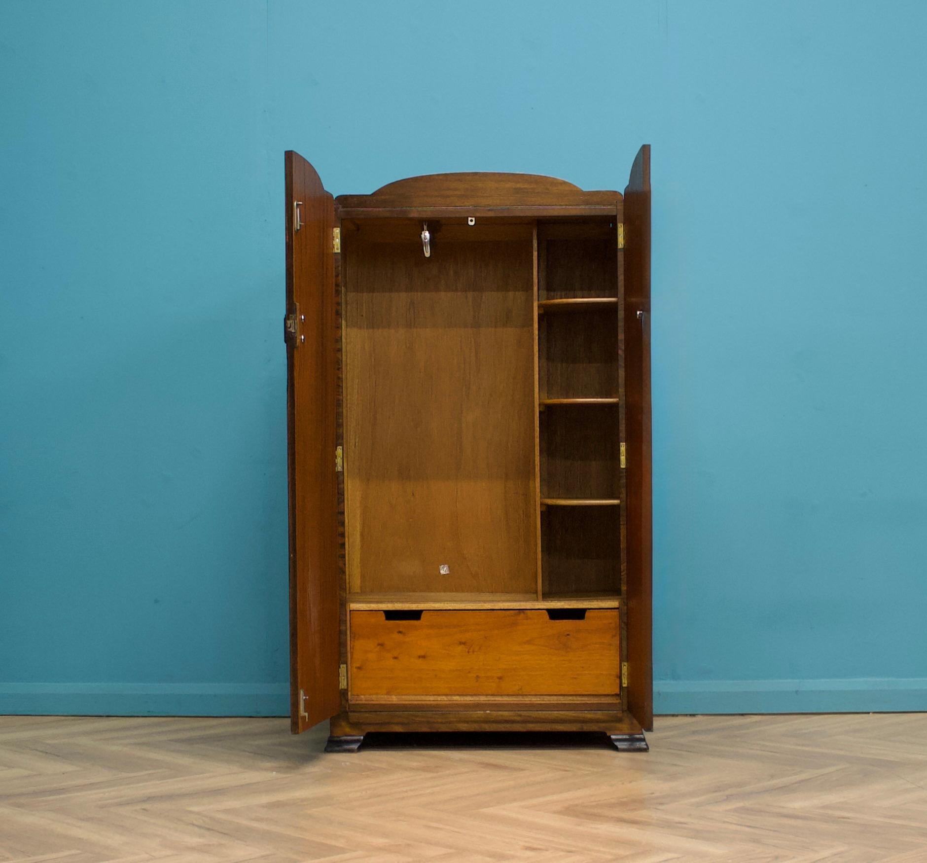Armadio compatto in noce Art Déco, anni '30 In condizioni buone in vendita a South Shields, GB
