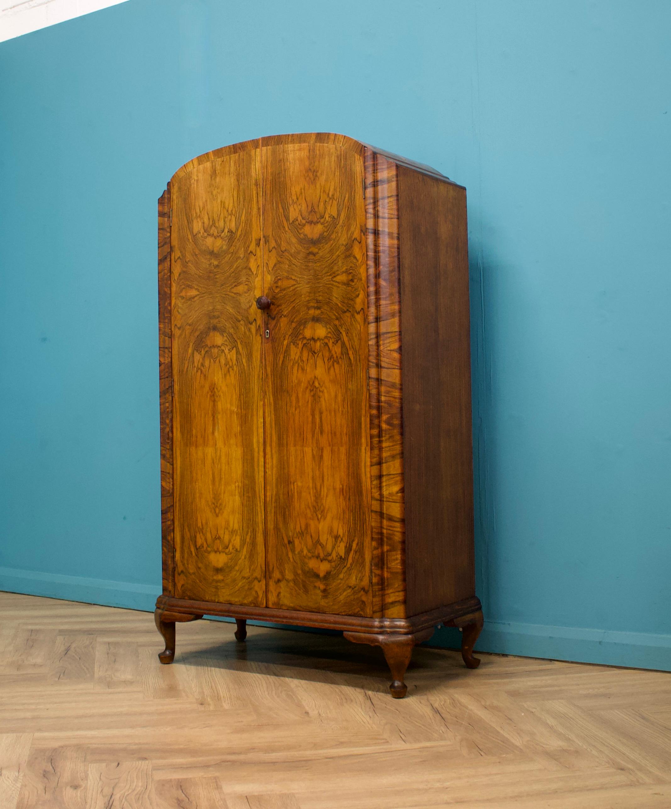 Armadio compatto in noce Art Déco, anni '30 In condizioni buone in vendita a South Shields, GB