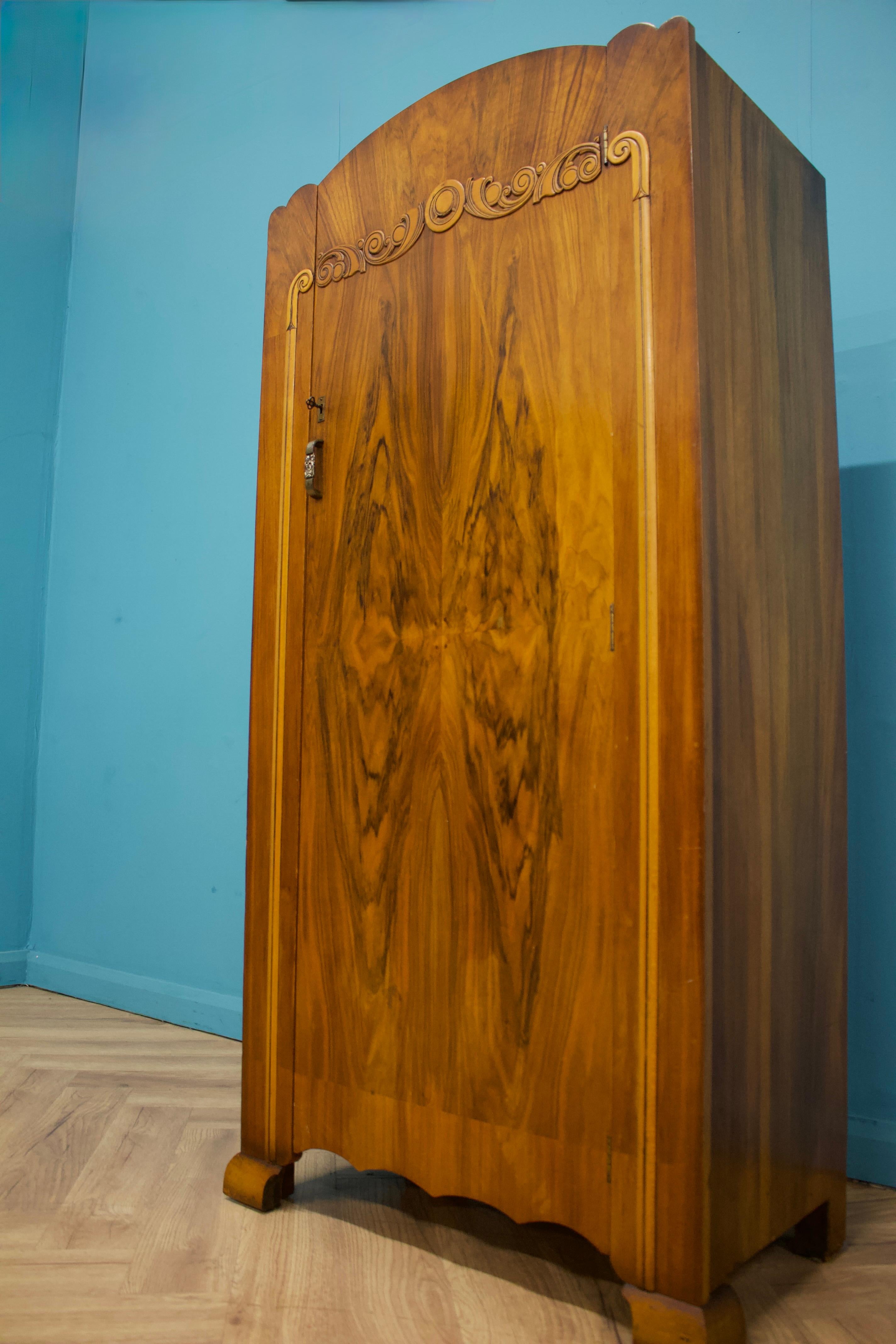 Armadio compatto in noce Art Déco, anni '30 In condizioni buone in vendita a South Shields, GB
